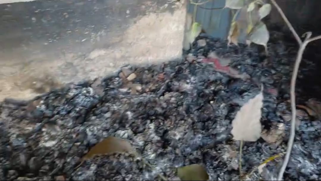 दमोह में जर्जर स्कूल भवन में लगी भीषण आग, पुरानी किताबें व फर्नीचर जलकर खाक