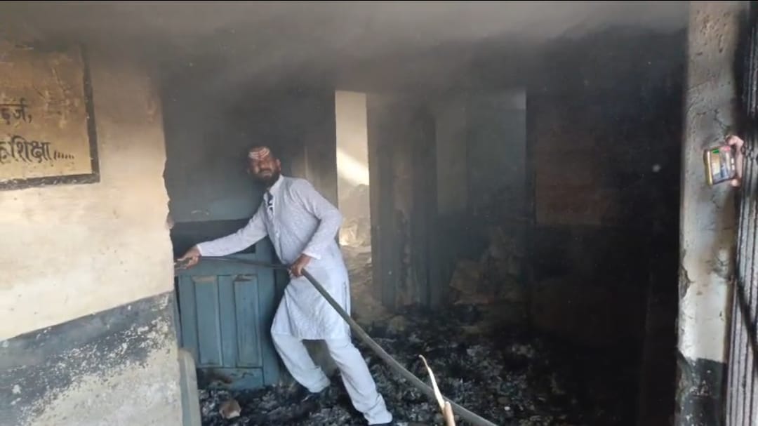 दमोह में जर्जर स्कूल भवन में लगी भीषण आग, पुरानी किताबें व फर्नीचर जलकर खाक