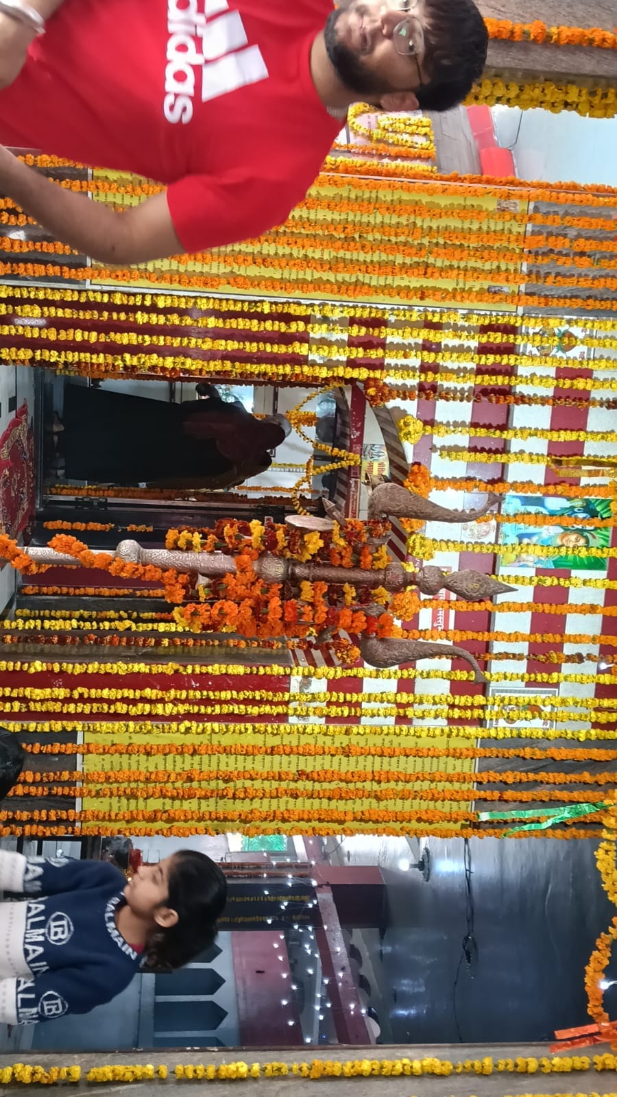11 रुद्री मंदिर के बाहर अपनी बारी का इंतजार करते श्रद्धालु।