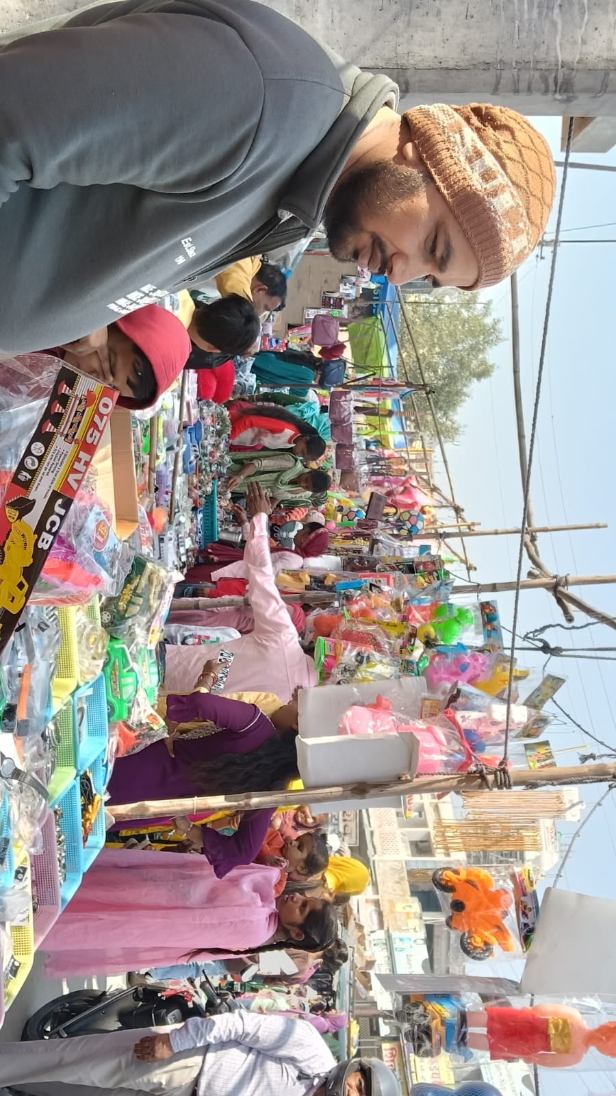 11 रुद्री मंदिर के बाहर अपनी बारी का इंतजार करते श्रद्धालु।