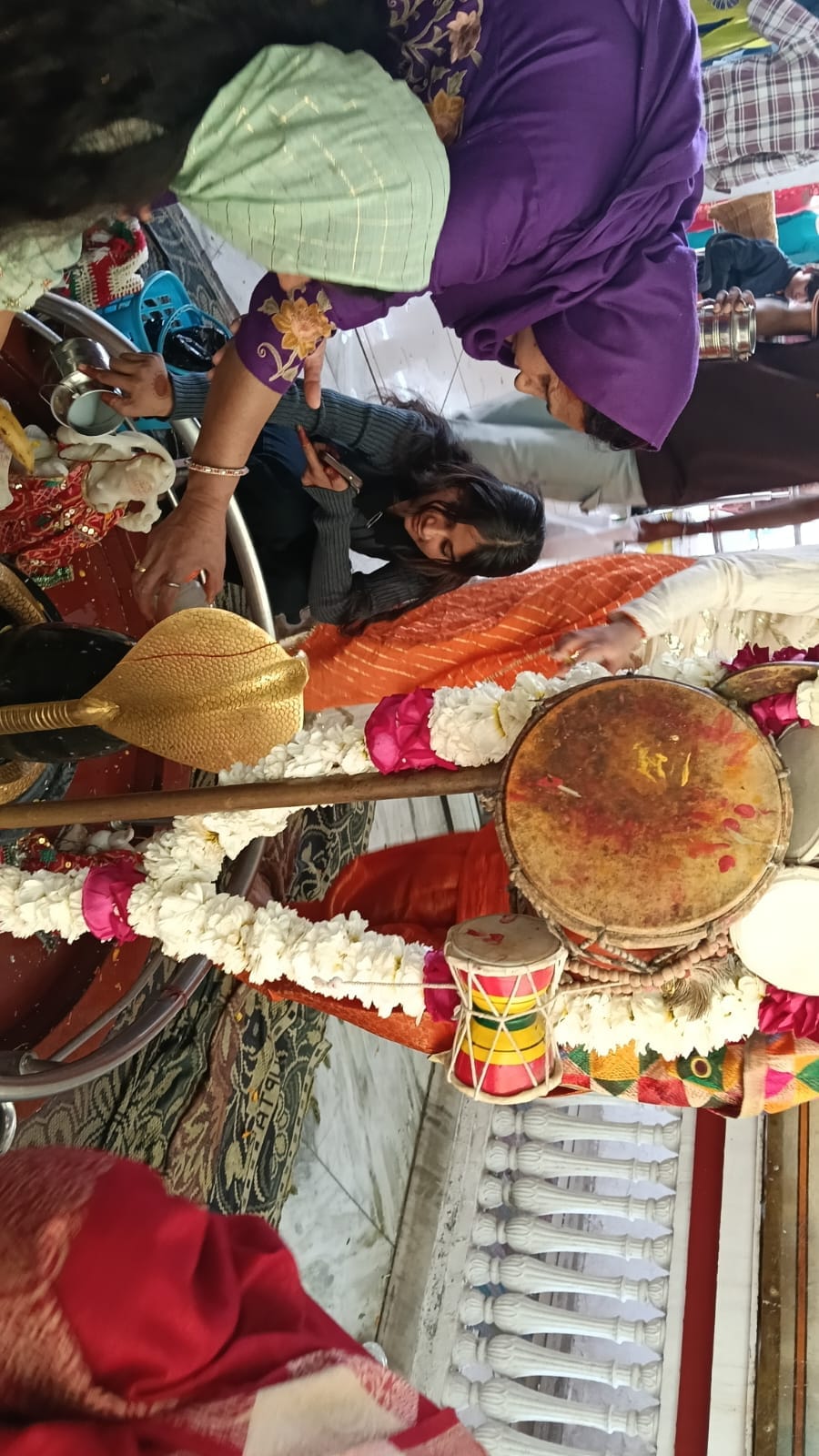 11 रुद्री मंदिर के बाहर अपनी बारी का इंतजार करते श्रद्धालु।