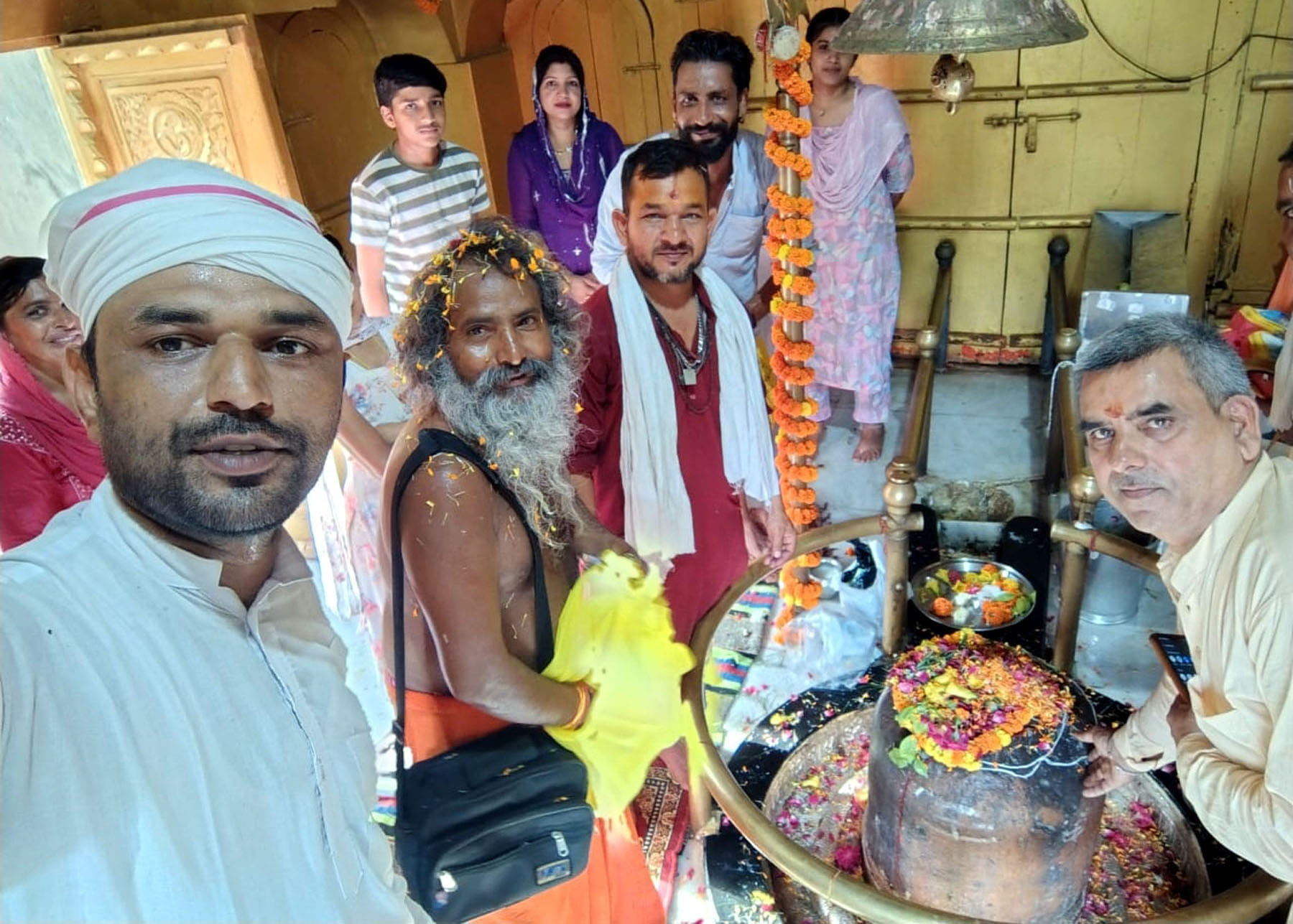 15केएलटी1: खडालवा स्थित खटवांगेश्वर मंदिर में जलाभिषेक के लिए लगी लंबी लाइनें