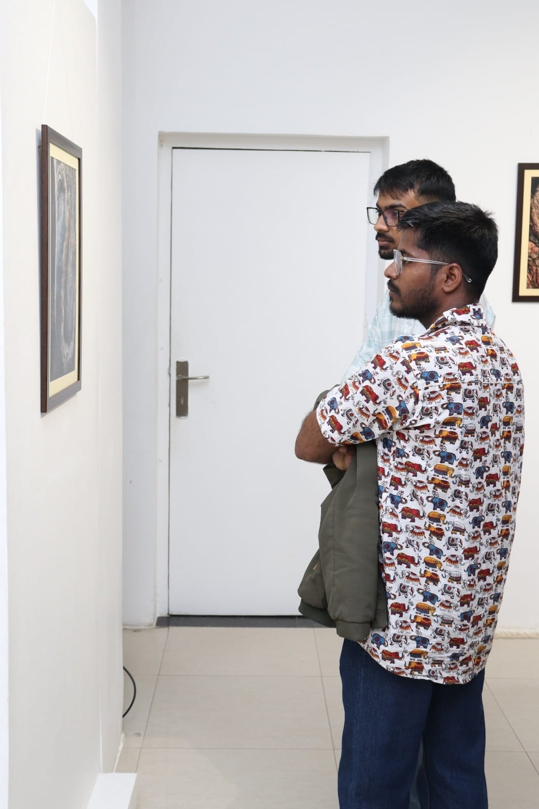 अलीगंज स्थित कला स्त्रोत में लगी प्रदर्शनी देखते लोग। 