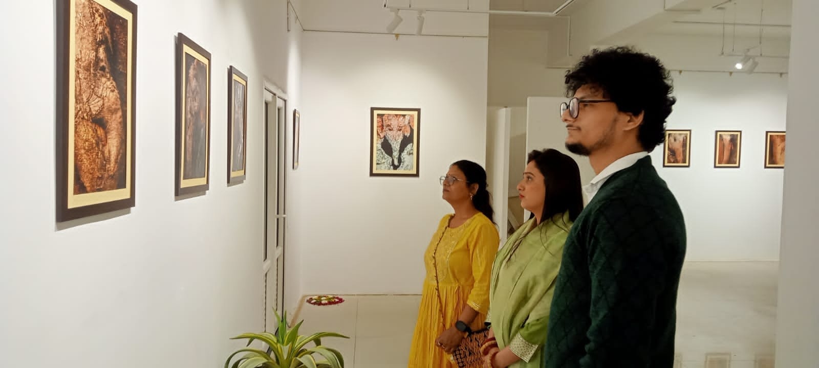 अलीगंज स्थित कला स्त्रोत में लगी प्रदर्शनी देखते लोग। 