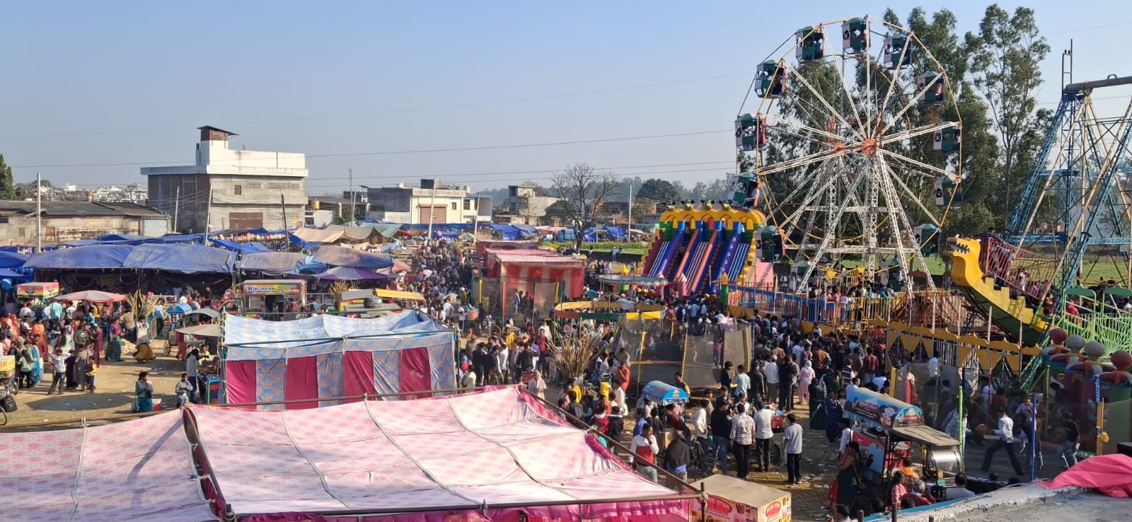 भाटली गांव स्थित प्राचीन स्वयंभू शिव मंदिर में माथा टेकने के लिए कतार में खड़े श्रद्धालु। संव