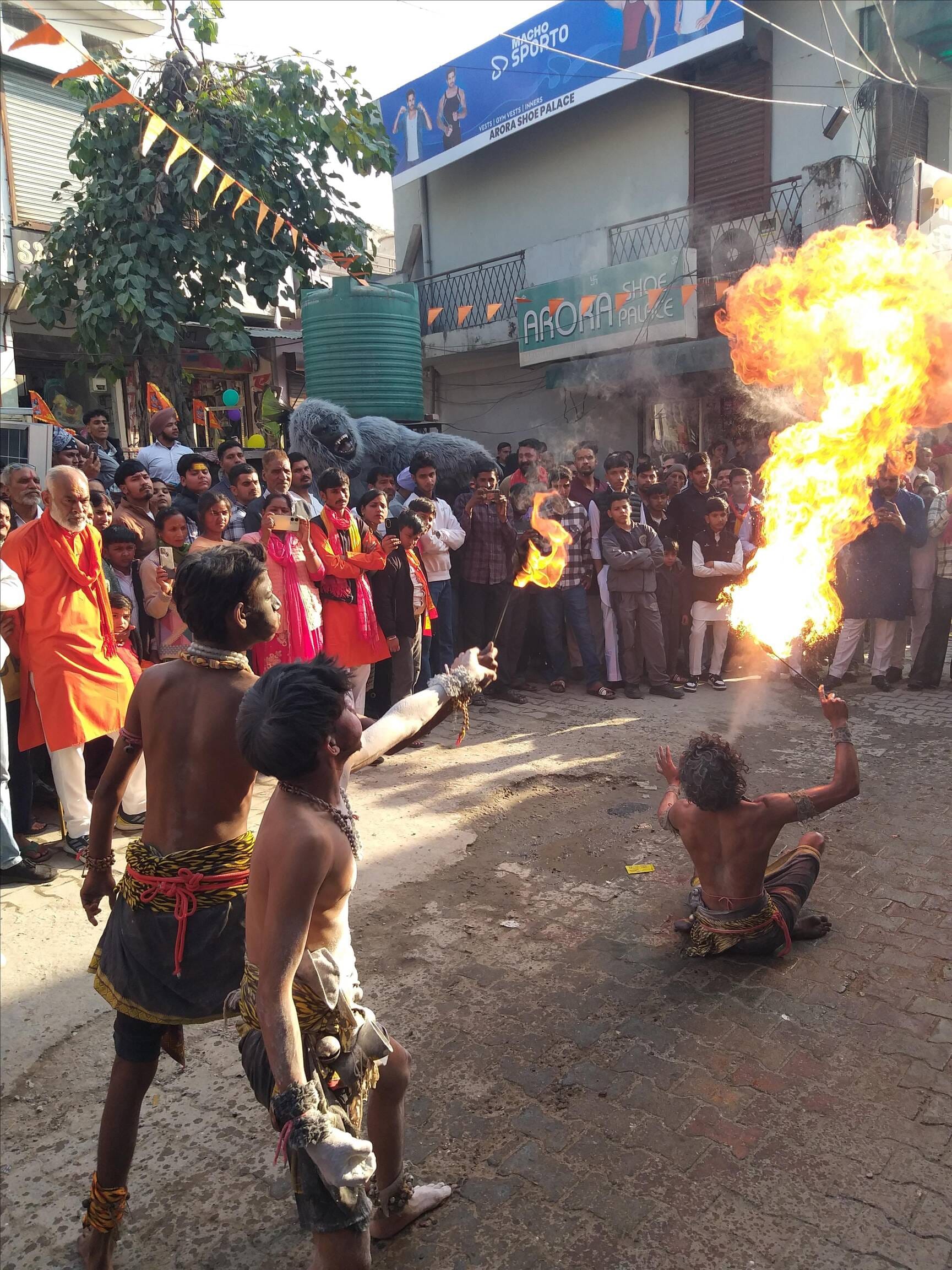 भाटली गांव स्थित प्राचीन स्वयंभू शिव मंदिर में माथा टेकने के लिए कतार में खड़े श्रद्धालु। संव