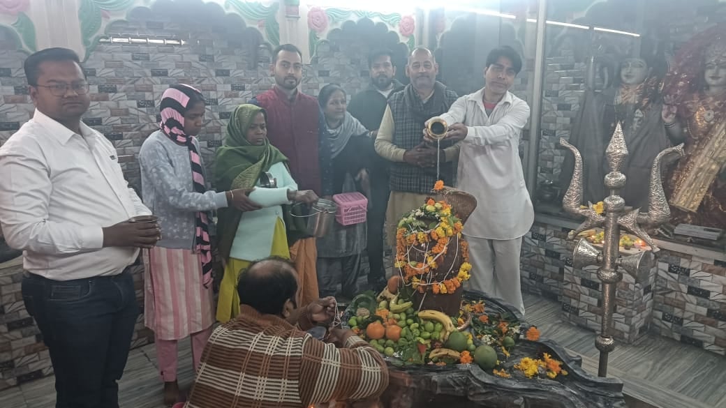भाटली गांव स्थित प्राचीन स्वयंभू शिव मंदिर में माथा टेकने के लिए कतार में खड़े श्रद्धालु। संव