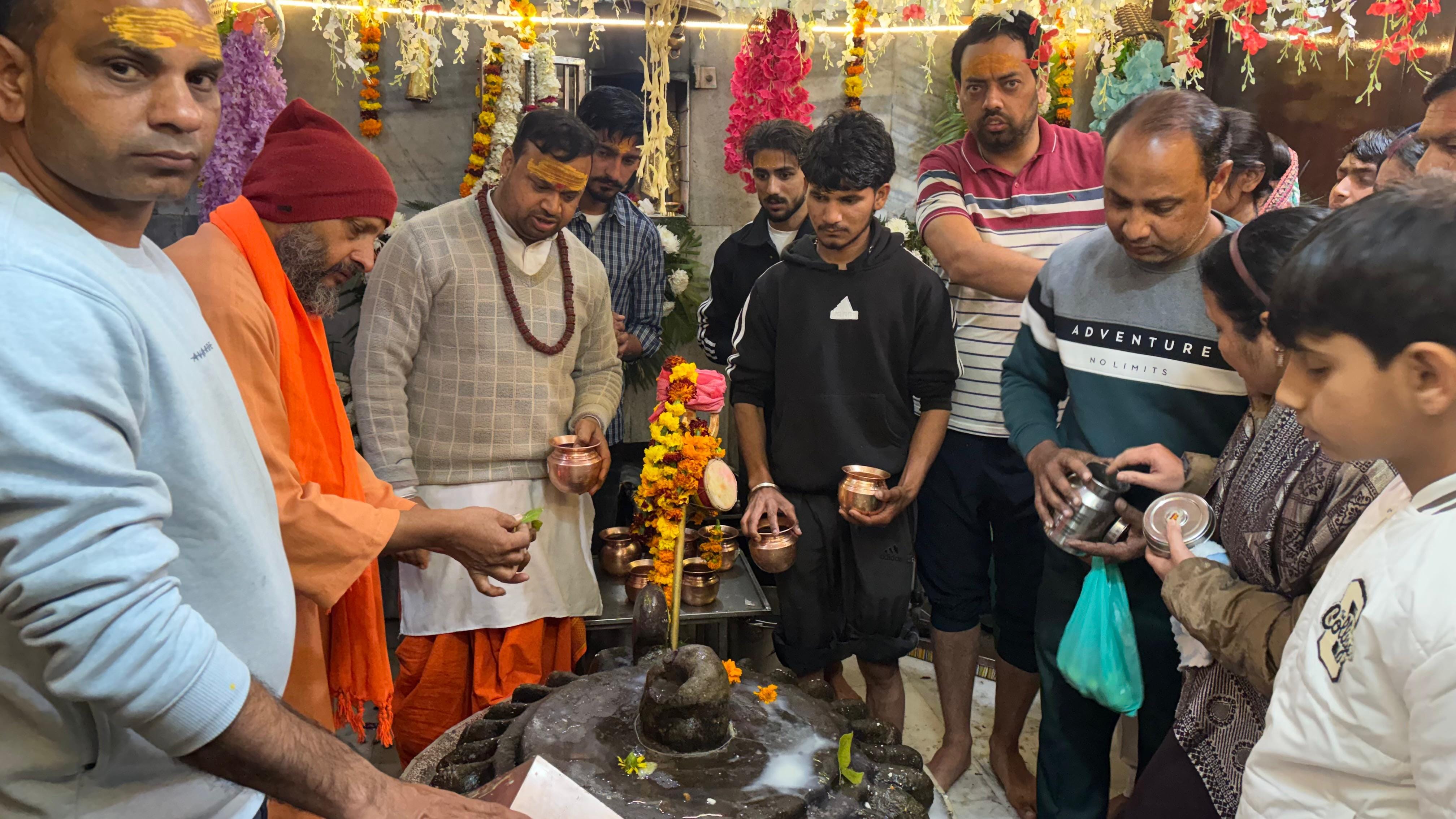 भाटली गांव स्थित प्राचीन स्वयंभू शिव मंदिर में माथा टेकने के लिए कतार में खड़े श्रद्धालु। संव
