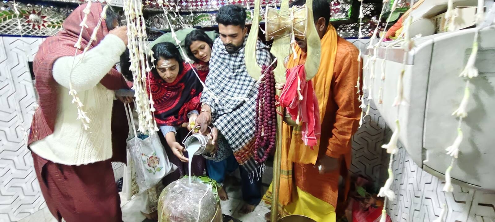 भाटली गांव स्थित प्राचीन स्वयंभू शिव मंदिर में माथा टेकने के लिए कतार में खड़े श्रद्धालु। संव
