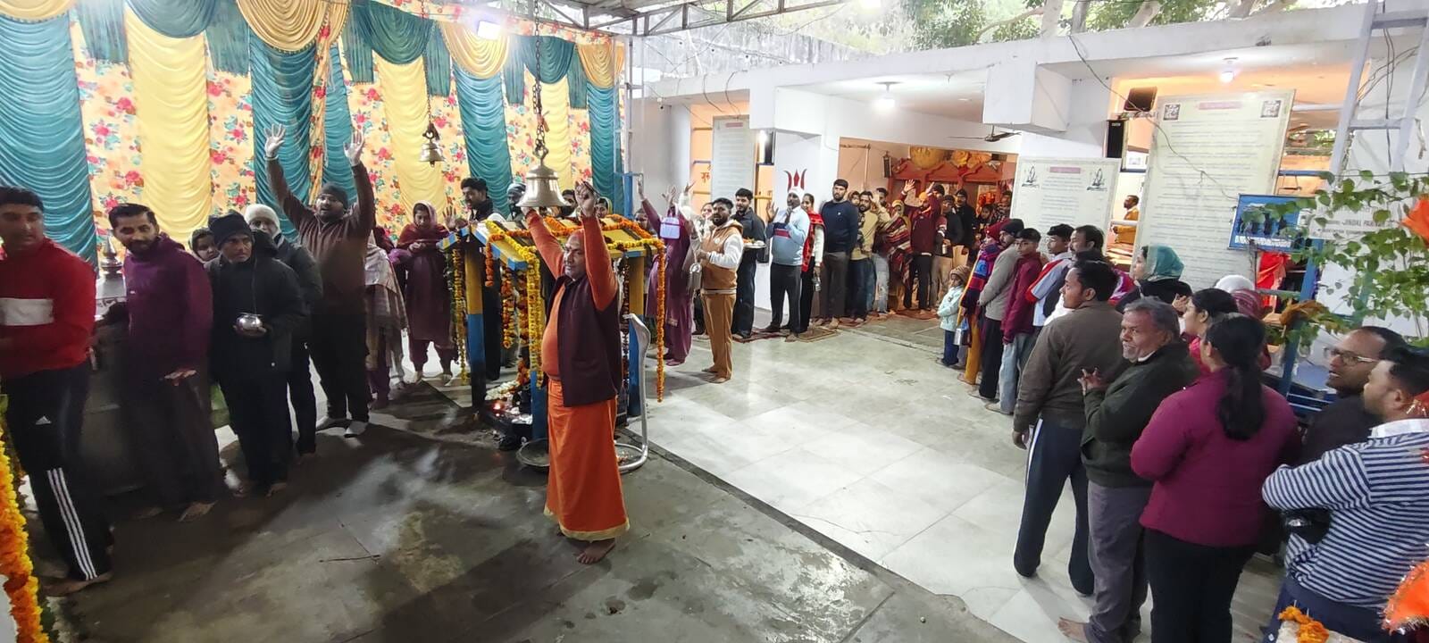 भाटली गांव स्थित प्राचीन स्वयंभू शिव मंदिर में माथा टेकने के लिए कतार में खड़े श्रद्धालु। संव