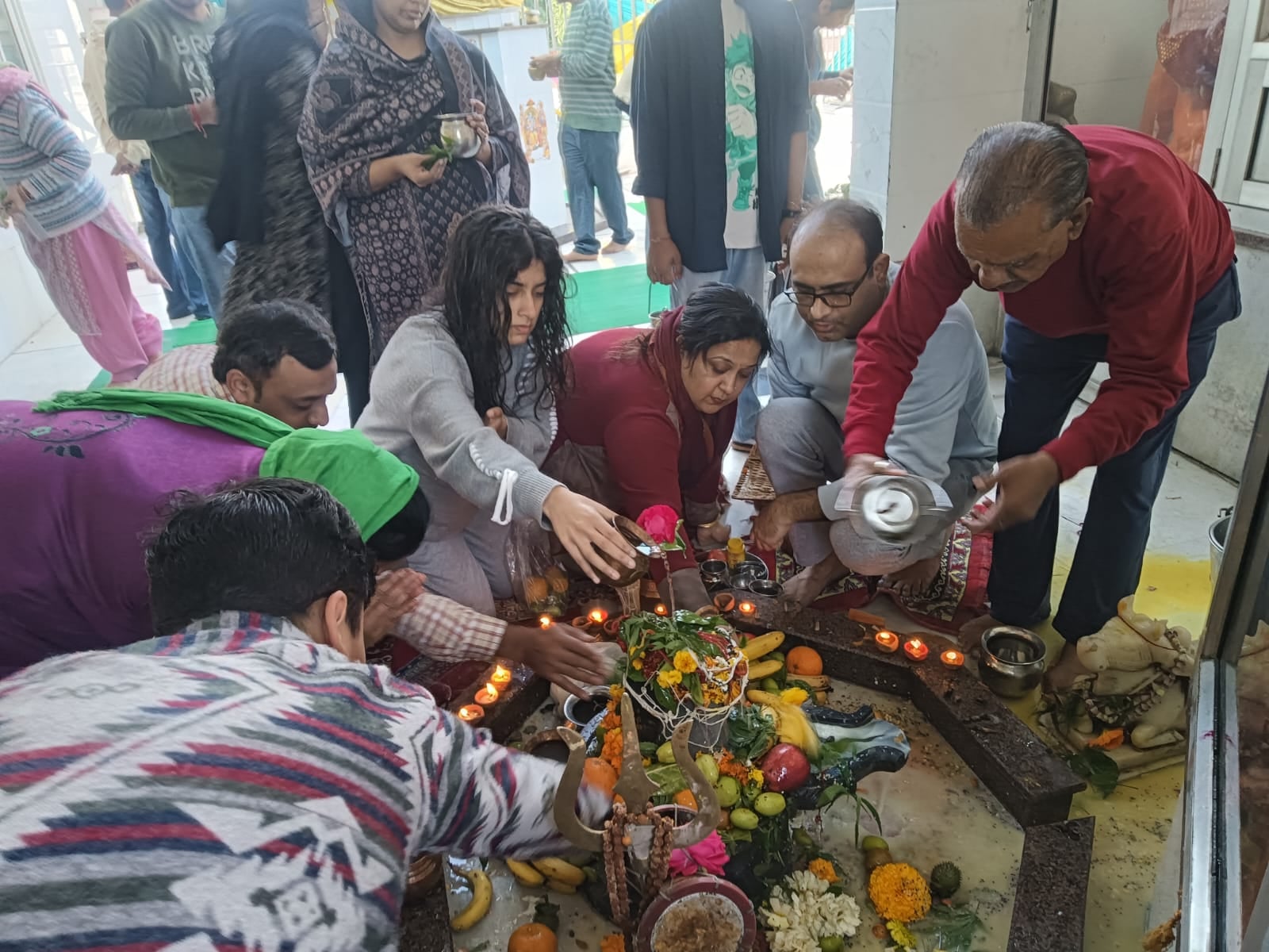 भाटली गांव स्थित प्राचीन स्वयंभू शिव मंदिर में माथा टेकने के लिए कतार में खड़े श्रद्धालु। संव