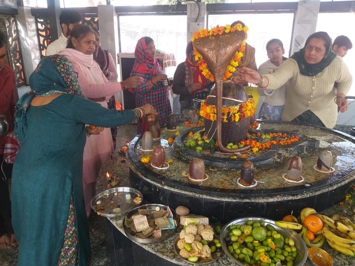 भाटली गांव स्थित प्राचीन स्वयंभू शिव मंदिर में माथा टेकने के लिए कतार में खड़े श्रद्धालु। संव