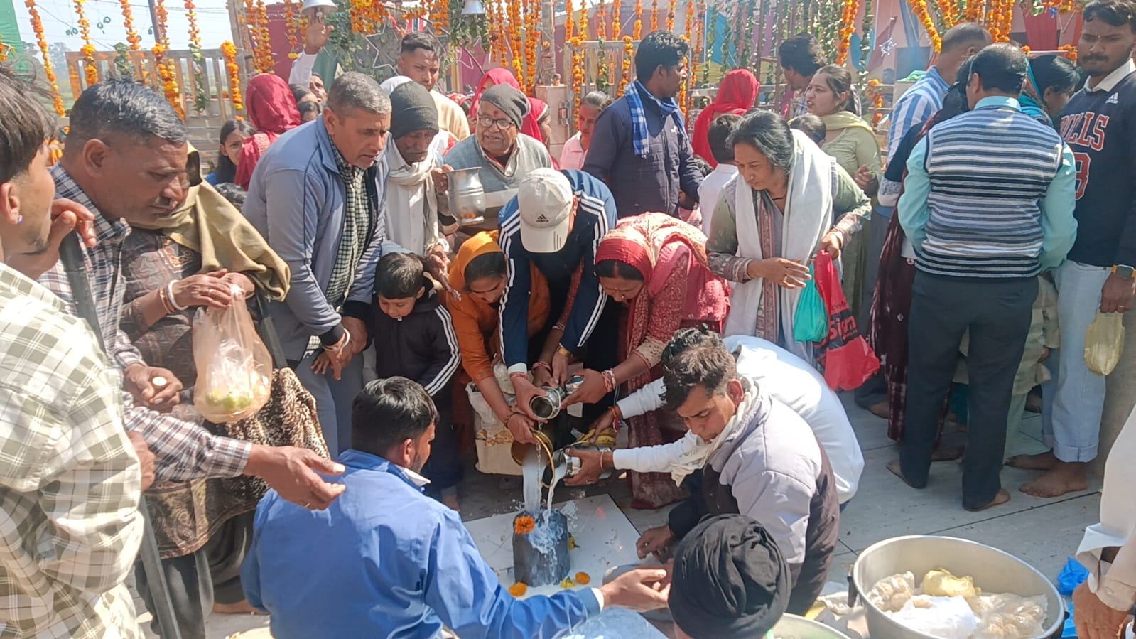 भाटली गांव स्थित प्राचीन स्वयंभू शिव मंदिर में माथा टेकने के लिए कतार में खड़े श्रद्धालु। संव