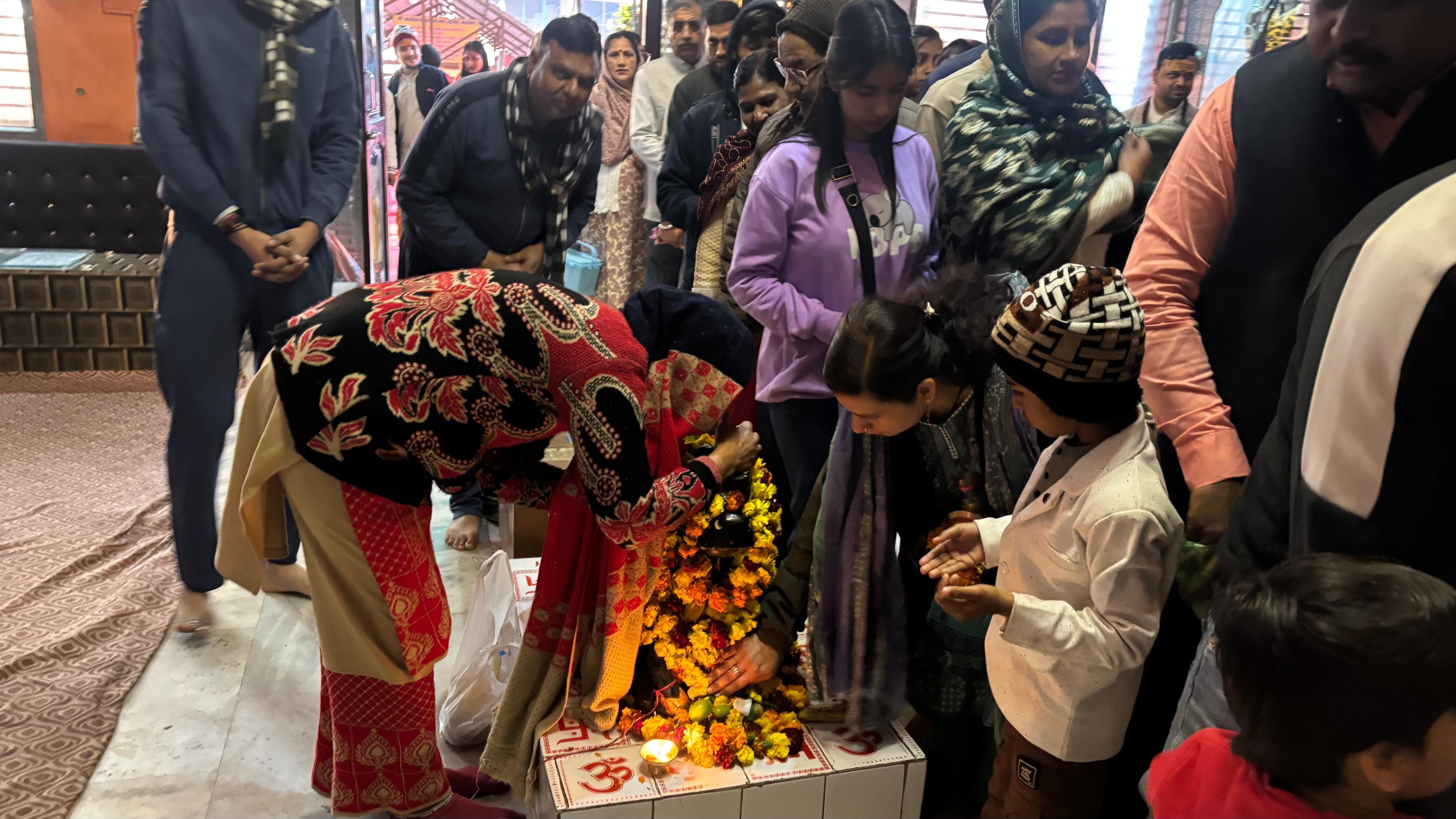 भाटली गांव स्थित प्राचीन स्वयंभू शिव मंदिर में माथा टेकने के लिए कतार में खड़े श्रद्धालु। संव