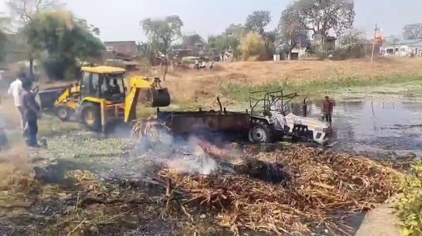चलती ट्रॉली में भड़की आग, चालक ने ट्रॉली तालाब में उतारकर बचाई जान—देखिए बैतूल का हैरान करने वा