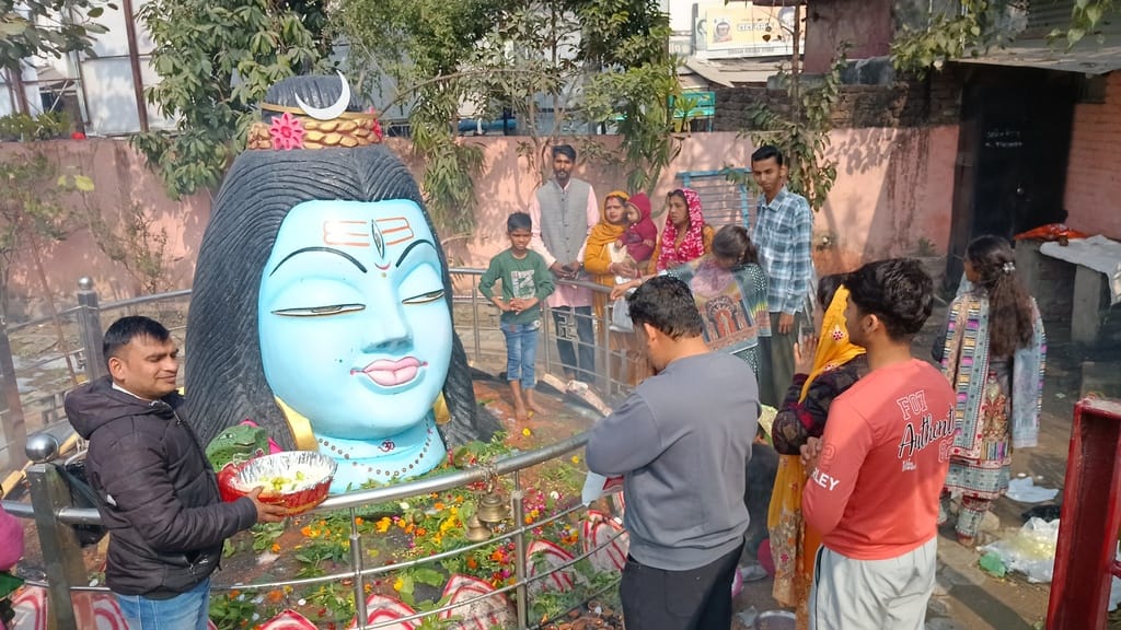 बिजनौर के गांव खारी के झारखंडी शिव मंदिर में महाशिवरात्रि पर जलाभिषेक करने के लिए श्रद्घालुओ बिजनौर के गांव खारी के झारखंडी शिव मंदिर में महाशिवरात्रि पर जलाभिषेक करने के लिए श्रद्घालुओ