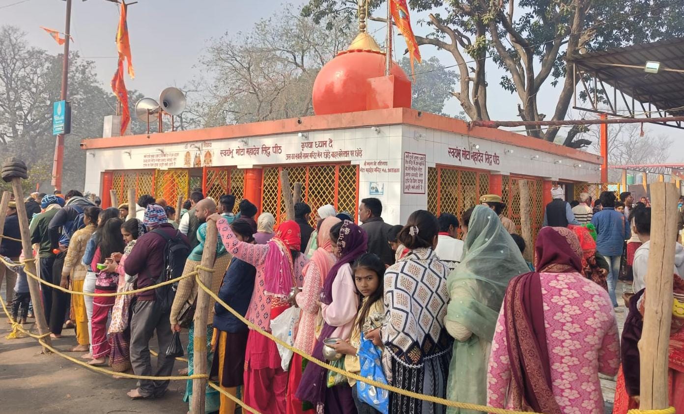 बिजनौर के गांव खारी के झारखंडी शिव मंदिर में महाशिवरात्रि पर जलाभिषेक करने के लिए श्रद्घालुओ बिजनौर के गांव खारी के झारखंडी शिव मंदिर में महाशिवरात्रि पर जलाभिषेक करने के लिए श्रद्घालुओ