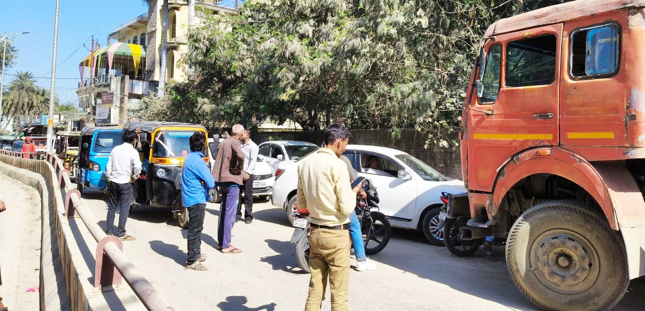 फोटो-02-पत्थरकटा चौराहे से पटेल नगर मार्ग पर सिविल लाइंस में लगा जाम। संवाद