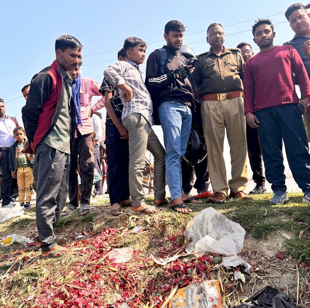 फोटो-08-घटनास्थल पर जांच करती पुलिस। संवाद फोटो-08-घटनास्थल पर जांच करती पुलिस। संवाद