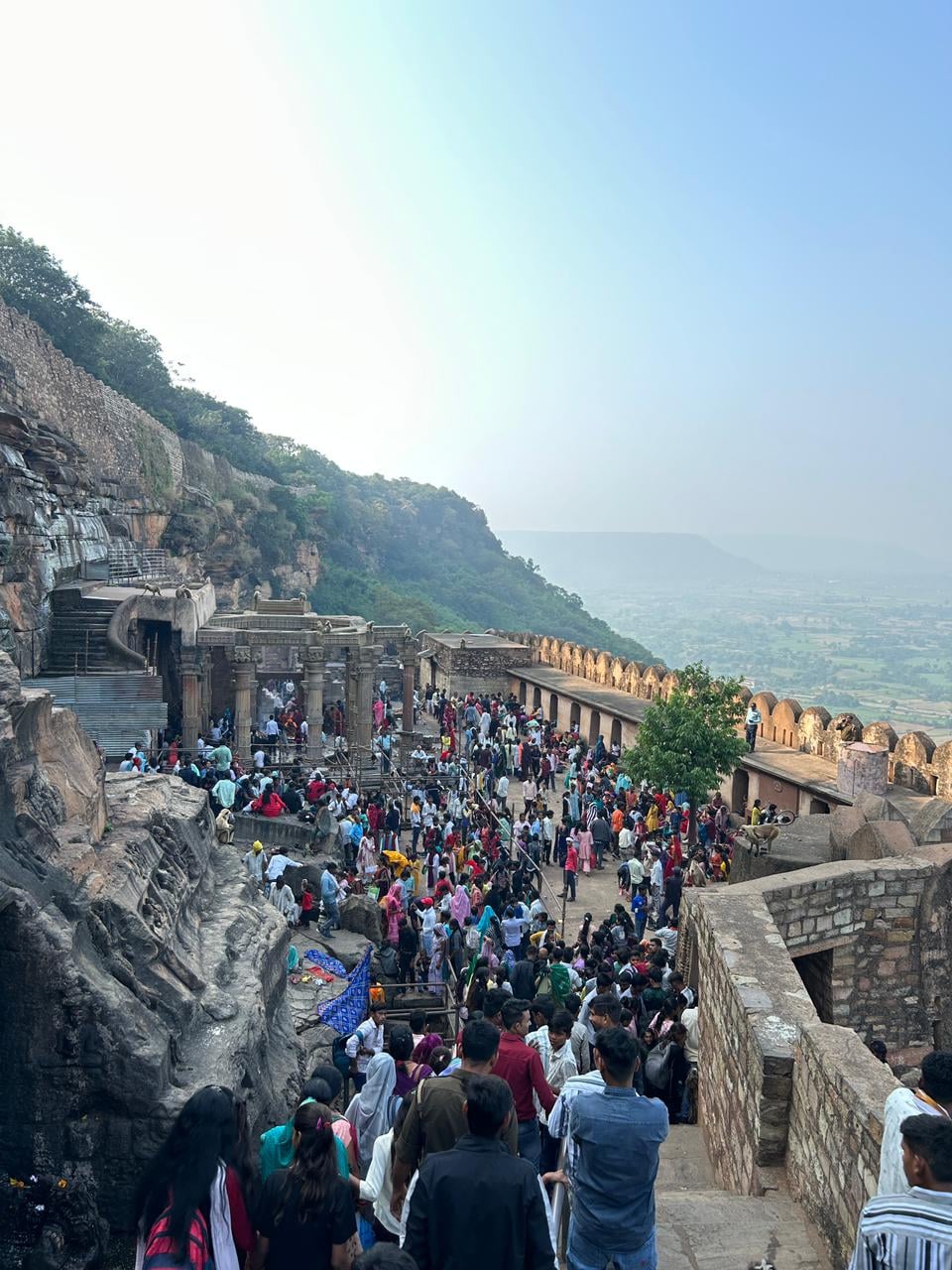 फोटो- 10 शहर के बांबेश्वर मंदिर में भक्तों का लगा तांता, सुरक्षा व्यवस्था देखते एएसपी शिवराज। स फोटो- 10 शहर के बांबेश्वर मंदिर में भक्तों का लगा तांता, सुरक्षा व्यवस्था देखते एएसपी शिवराज। स