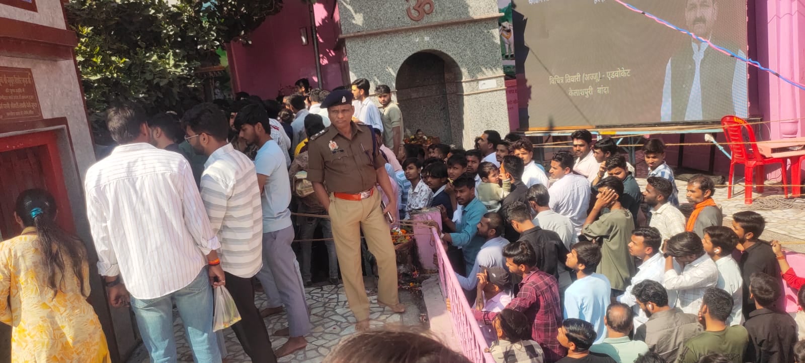 फोटो- 10 शहर के बांबेश्वर मंदिर में भक्तों का लगा तांता, सुरक्षा व्यवस्था देखते एएसपी शिवराज। स फोटो- 10 शहर के बांबेश्वर मंदिर में भक्तों का लगा तांता, सुरक्षा व्यवस्था देखते एएसपी शिवराज। स