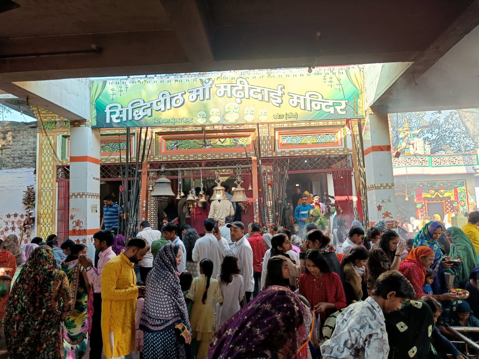 फोटो- 10 शहर के बांबेश्वर मंदिर में भक्तों का लगा तांता, सुरक्षा व्यवस्था देखते एएसपी शिवराज। स फोटो- 10 शहर के बांबेश्वर मंदिर में भक्तों का लगा तांता, सुरक्षा व्यवस्था देखते एएसपी शिवराज। स