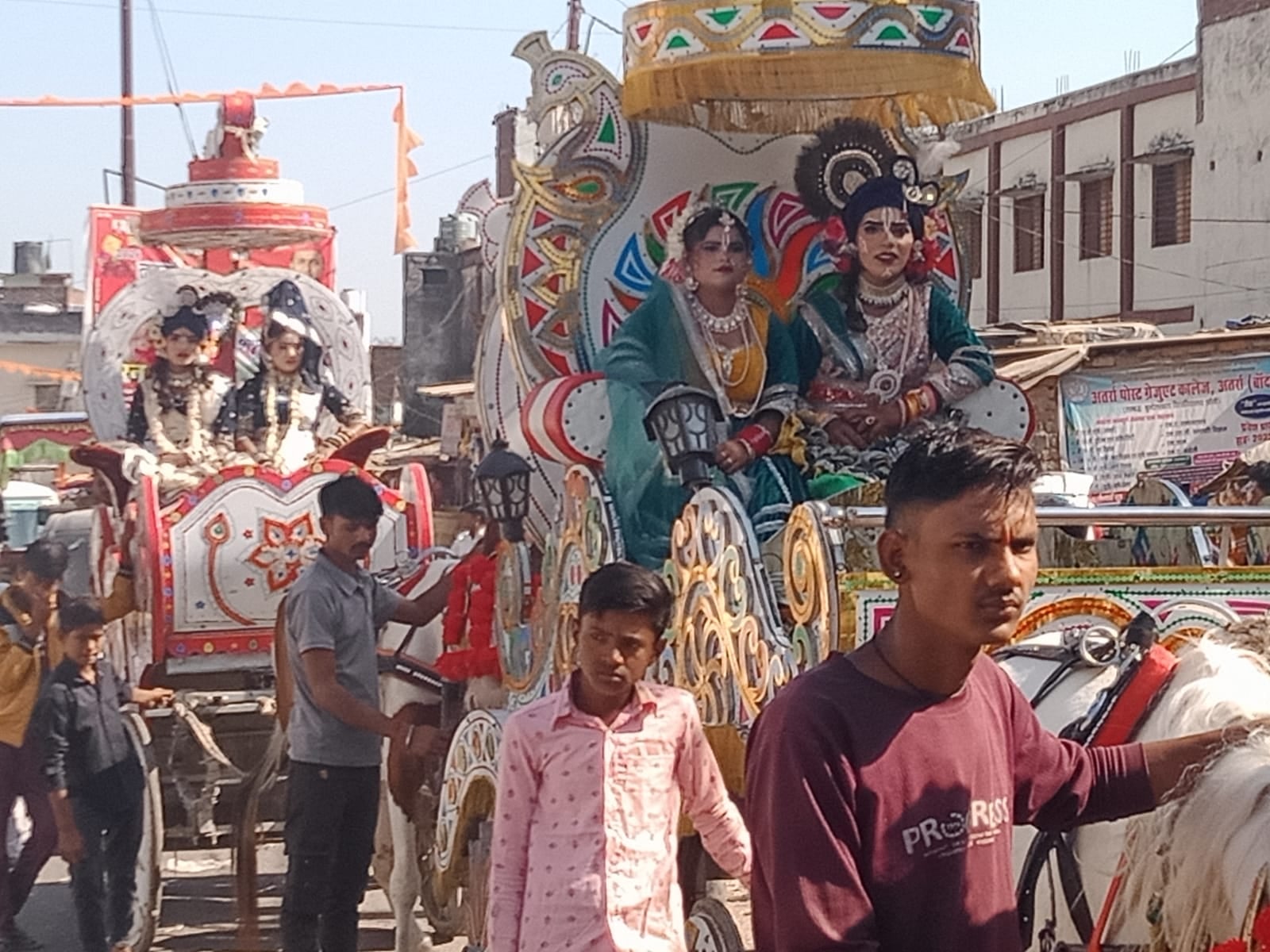 फोटो- 10 शहर के बांबेश्वर मंदिर में भक्तों का लगा तांता, सुरक्षा व्यवस्था देखते एएसपी शिवराज। स फोटो- 10 शहर के बांबेश्वर मंदिर में भक्तों का लगा तांता, सुरक्षा व्यवस्था देखते एएसपी शिवराज। स