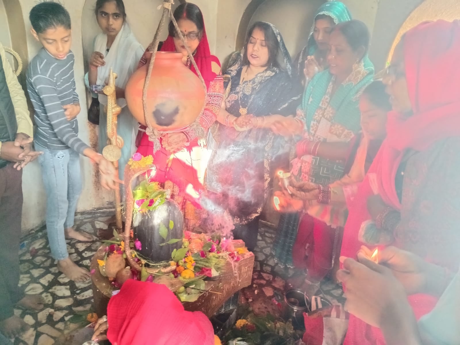 फोटो- 10 शहर के बांबेश्वर मंदिर में भक्तों का लगा तांता, सुरक्षा व्यवस्था देखते एएसपी शिवराज। स फोटो- 10 शहर के बांबेश्वर मंदिर में भक्तों का लगा तांता, सुरक्षा व्यवस्था देखते एएसपी शिवराज। स