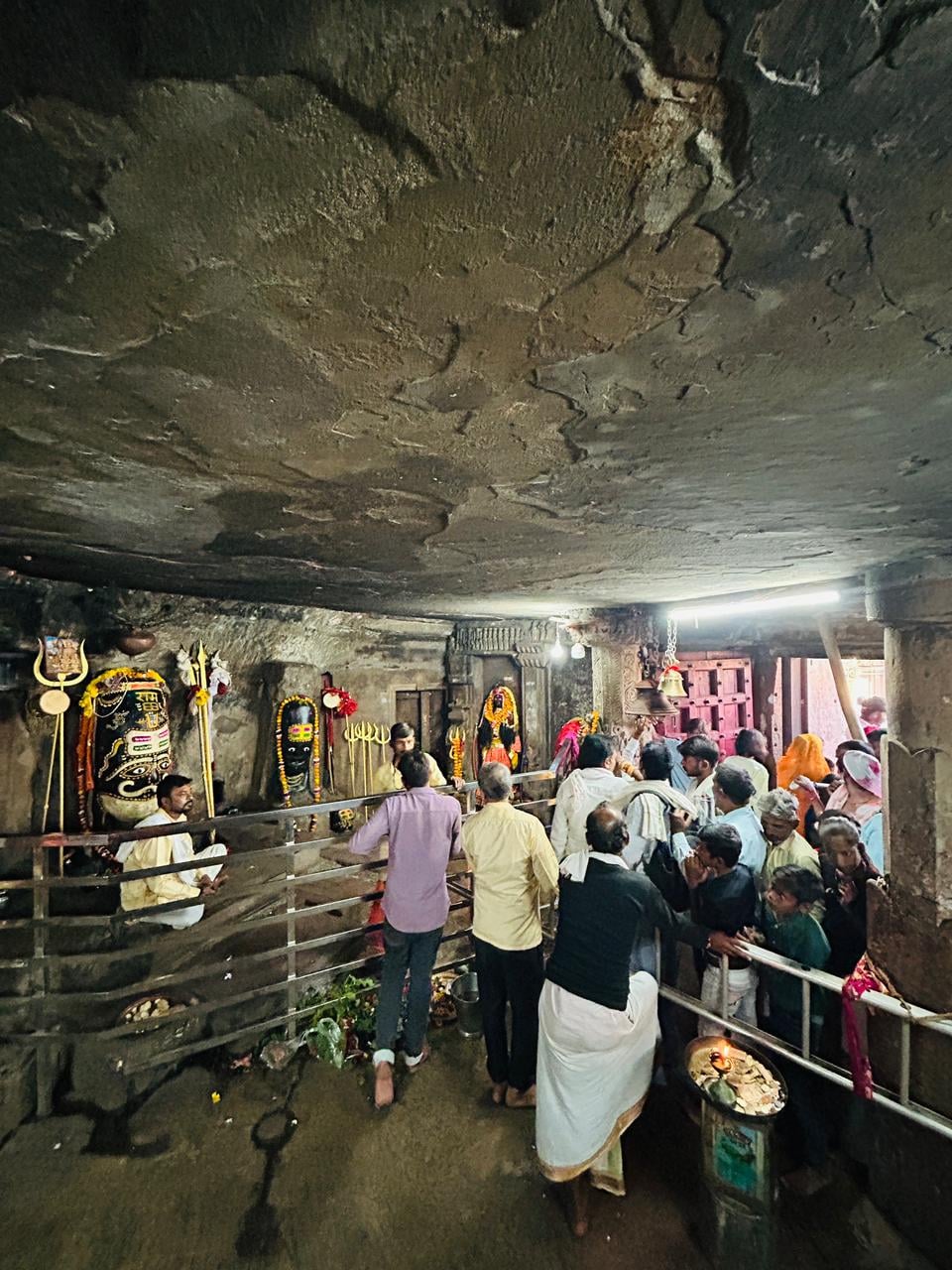 फोटो- 10 शहर के बांबेश्वर मंदिर में भक्तों का लगा तांता, सुरक्षा व्यवस्था देखते एएसपी शिवराज। स फोटो- 10 शहर के बांबेश्वर मंदिर में भक्तों का लगा तांता, सुरक्षा व्यवस्था देखते एएसपी शिवराज। स