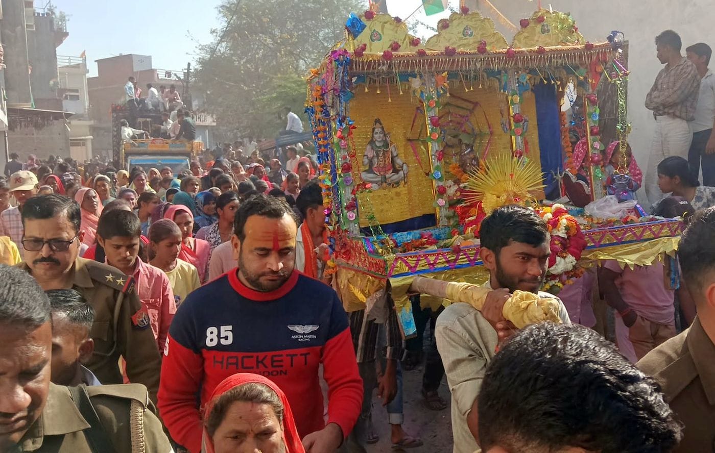 फोटो 15 एमएएचपी 10 परिचय-शोभायात्रा में डीजे की धुन पर थिरकते चलते लोग। संवाद