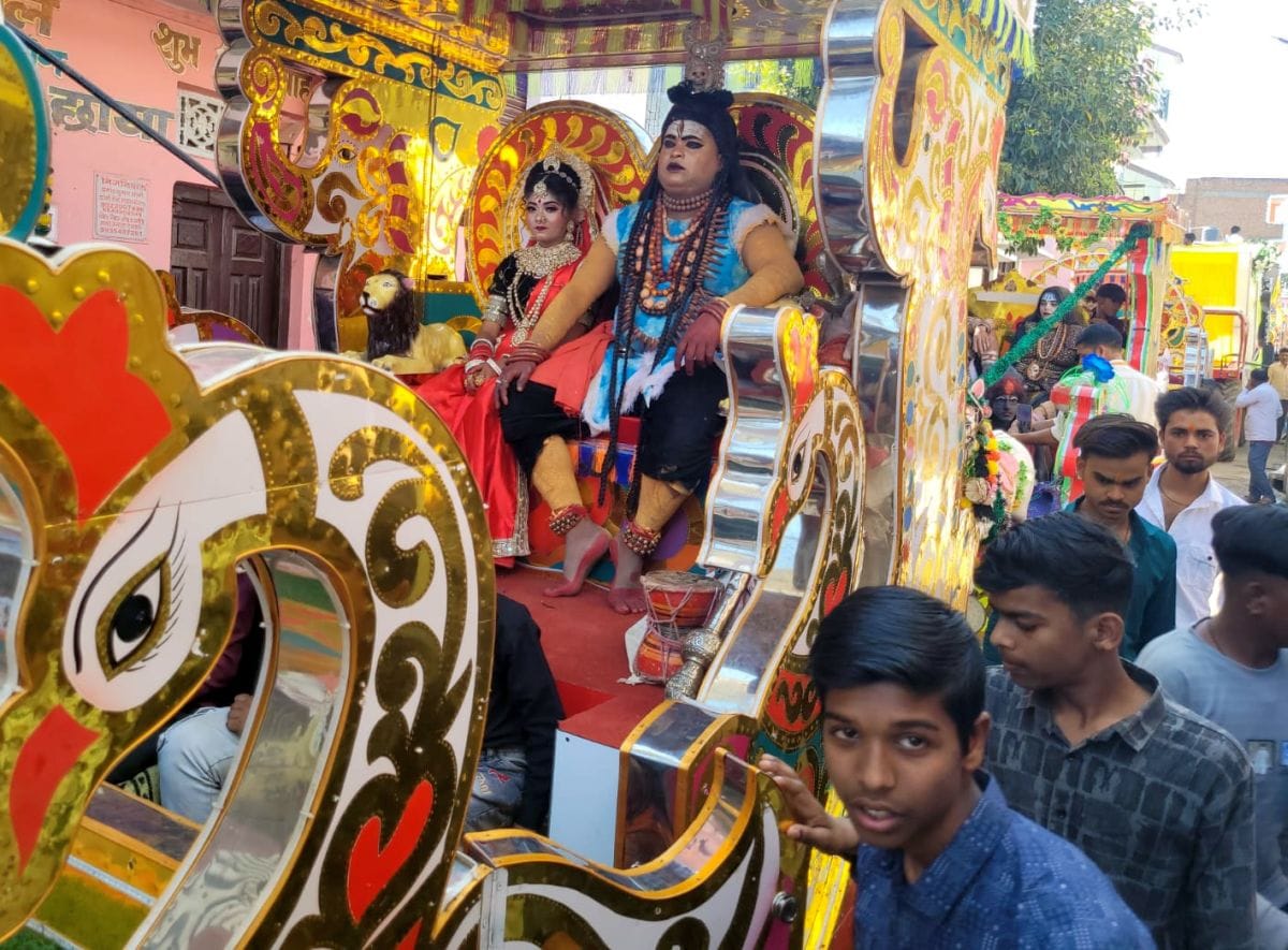 फोटो 15 एमएएचपी 10 परिचय-शोभायात्रा में डीजे की धुन पर थिरकते चलते लोग। संवाद