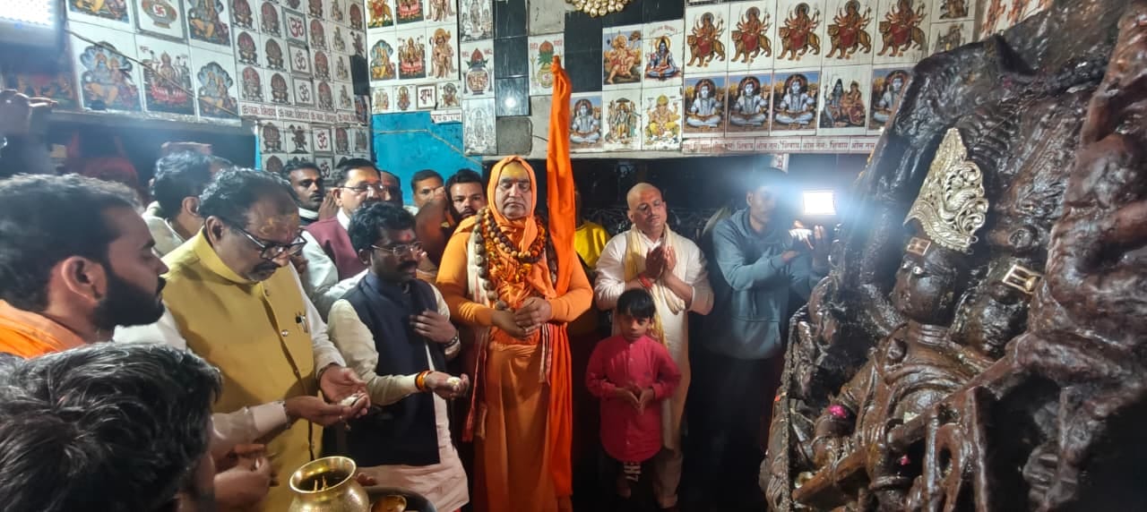 फोटो-15सीकेटीपी 32 भरतकूप क्षेत्र के कोलौहा के मड़फा आश्रम में संत से आर्शीवाद उतारकर आर्शीवाद फोटो-15सीकेटीपी 32 भरतकूप क्षेत्र के कोलौहा के मड़फा आश्रम में संत से आर्शीवाद उतारकर आर्शीवाद