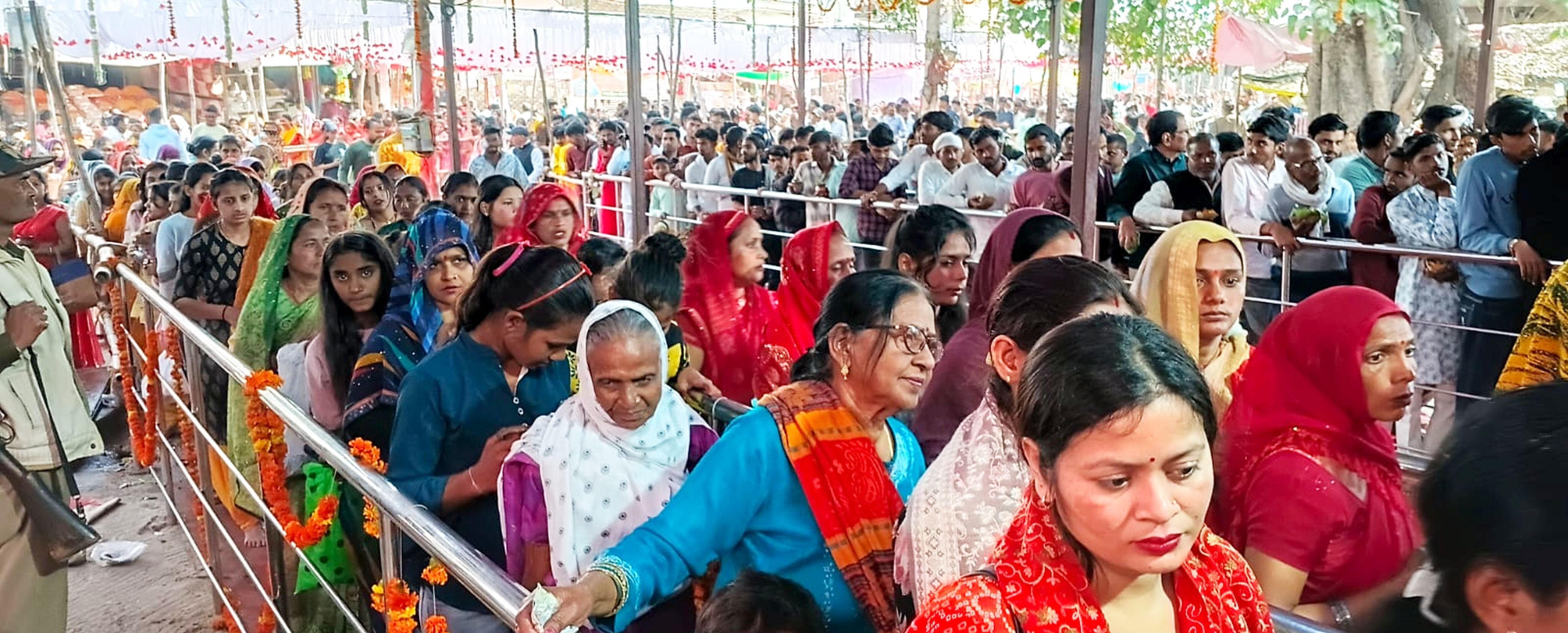 फोटो-17-जहानाबाद के राजेश्वर बाड़े बाबा में जलाभिषेक करते श्रद्धालु। संवाद फोटो-17-जहानाबाद के राजेश्वर बाड़े बाबा में जलाभिषेक करते श्रद्धालु। संवाद