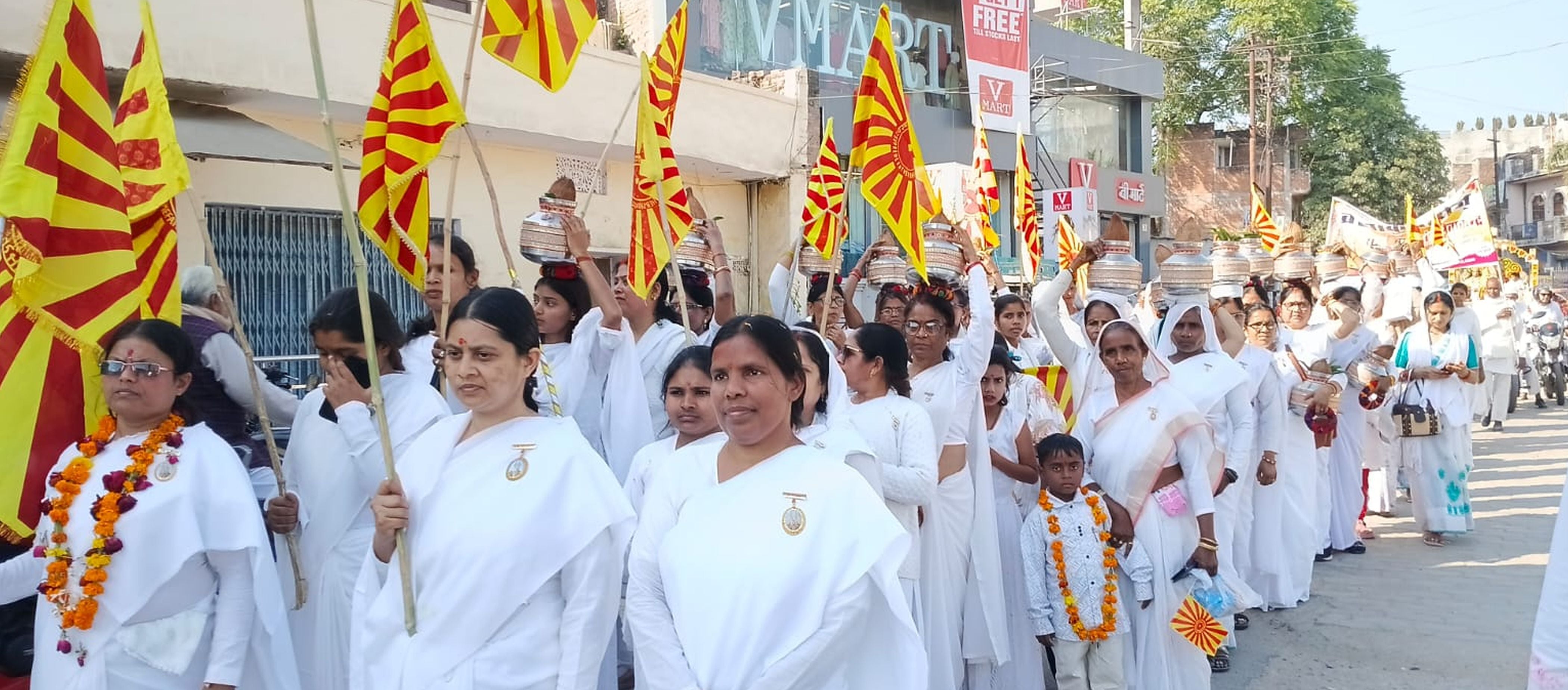 फोटो-17-जहानाबाद के राजेश्वर बाड़े बाबा में जलाभिषेक करते श्रद्धालु। संवाद फोटो-17-जहानाबाद के राजेश्वर बाड़े बाबा में जलाभिषेक करते श्रद्धालु। संवाद