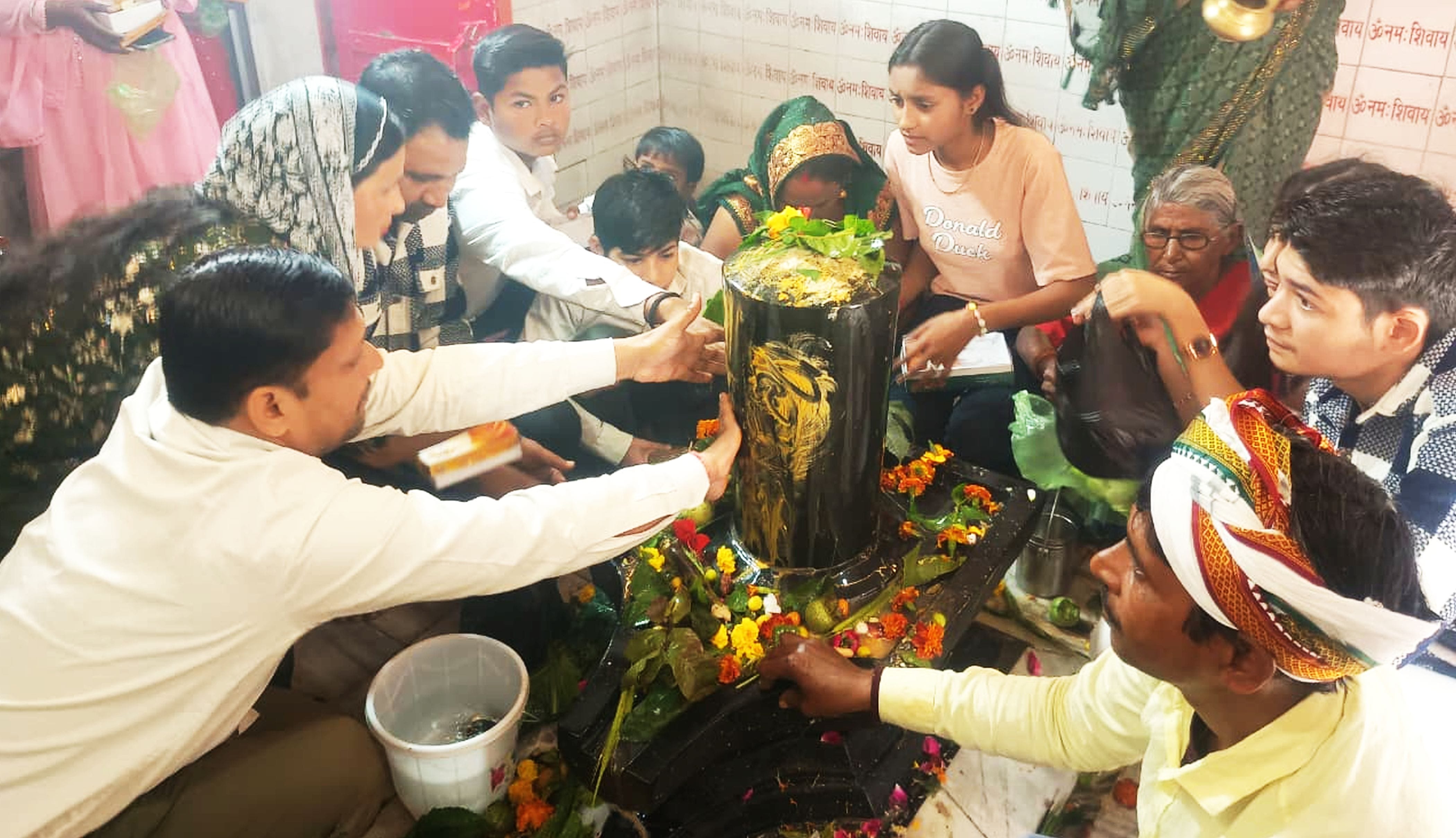 फोटो-17-जहानाबाद के राजेश्वर बाड़े बाबा में जलाभिषेक करते श्रद्धालु। संवाद फोटो-17-जहानाबाद के राजेश्वर बाड़े बाबा में जलाभिषेक करते श्रद्धालु। संवाद