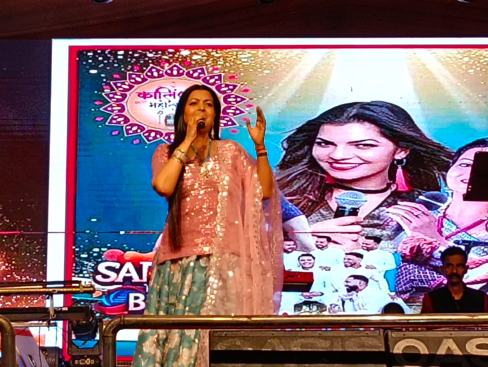 फोटो - 25 महोत्सव के शुभारंभ पर मंच पर मौजूद मुख्य अतिथि व कलाकार। संवाद