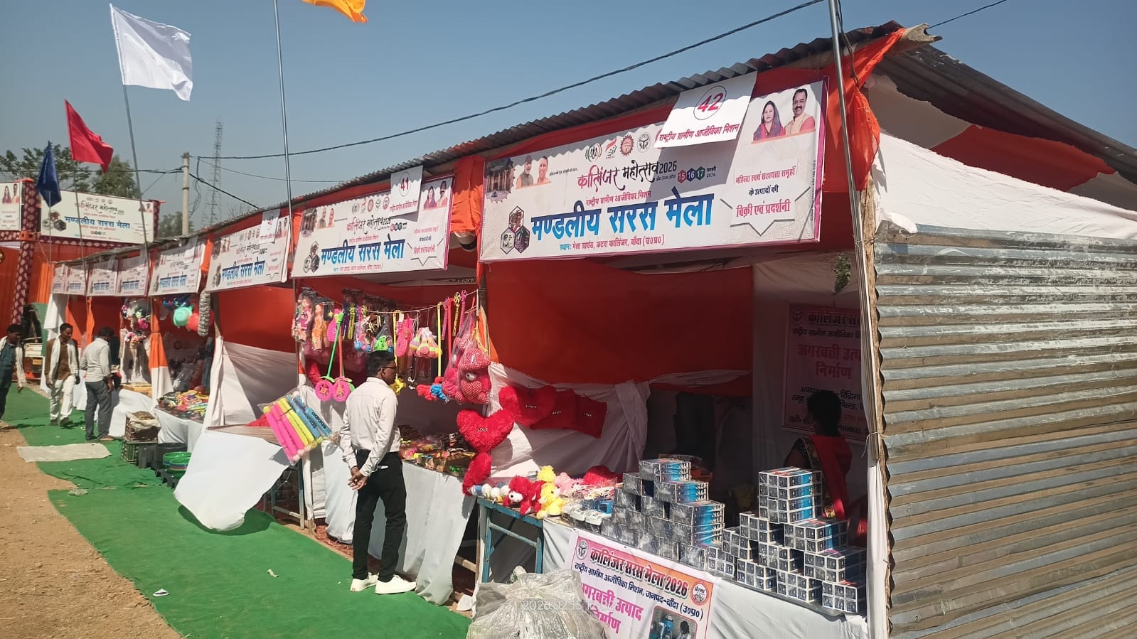 फोटो - 25 महोत्सव के शुभारंभ पर मंच पर मौजूद मुख्य अतिथि व कलाकार। संवाद