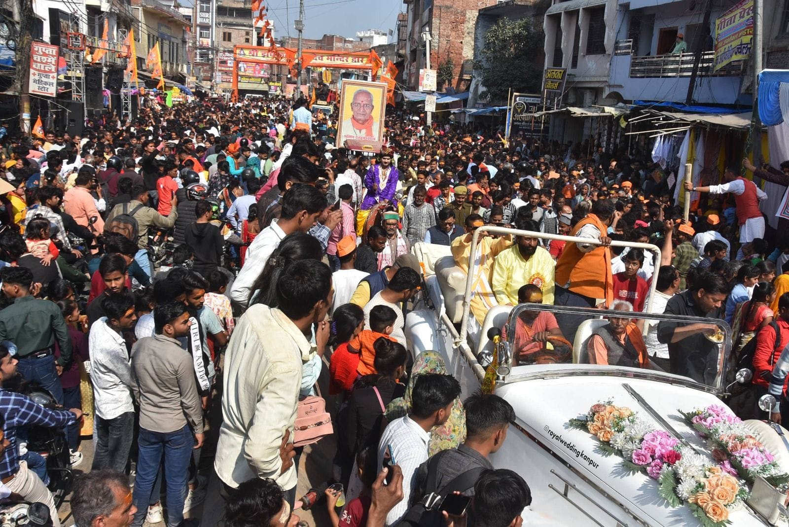 फोटो-26- यात्रा में शामिल झांकी भगवान शंकर के औधड़ स्वरूप में सजा कलाकार। संवाद