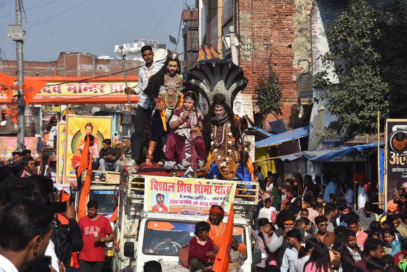 फोटो-26- यात्रा में शामिल झांकी भगवान शंकर के औधड़ स्वरूप में सजा कलाकार। संवाद