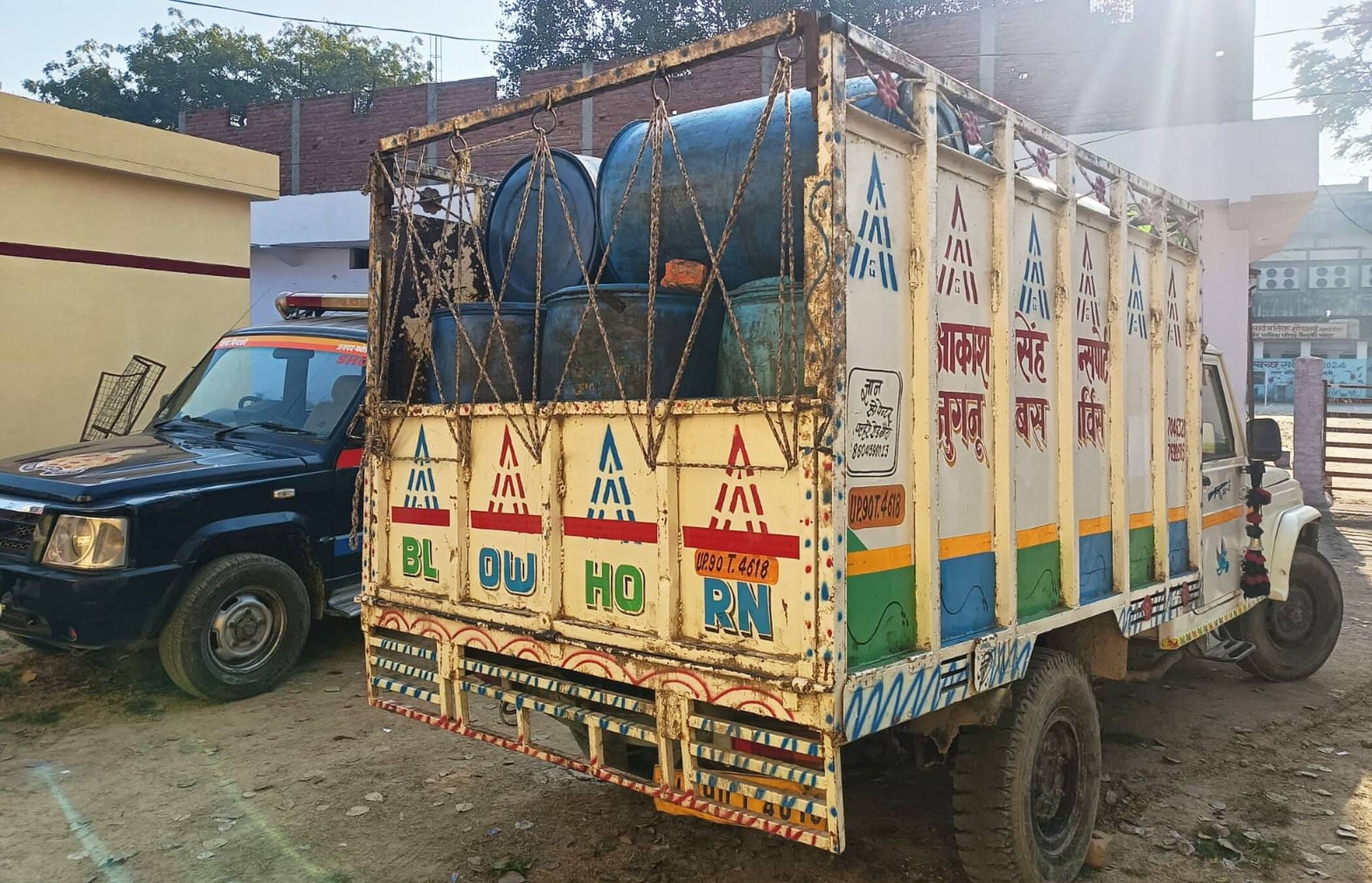 फोटो-31-थाने में पकड़े गए लोडर में लदा रिफाइंड तेल। संवाद फोटो-31-थाने में पकड़े गए लोडर में लदा रिफाइंड तेल। संवाद