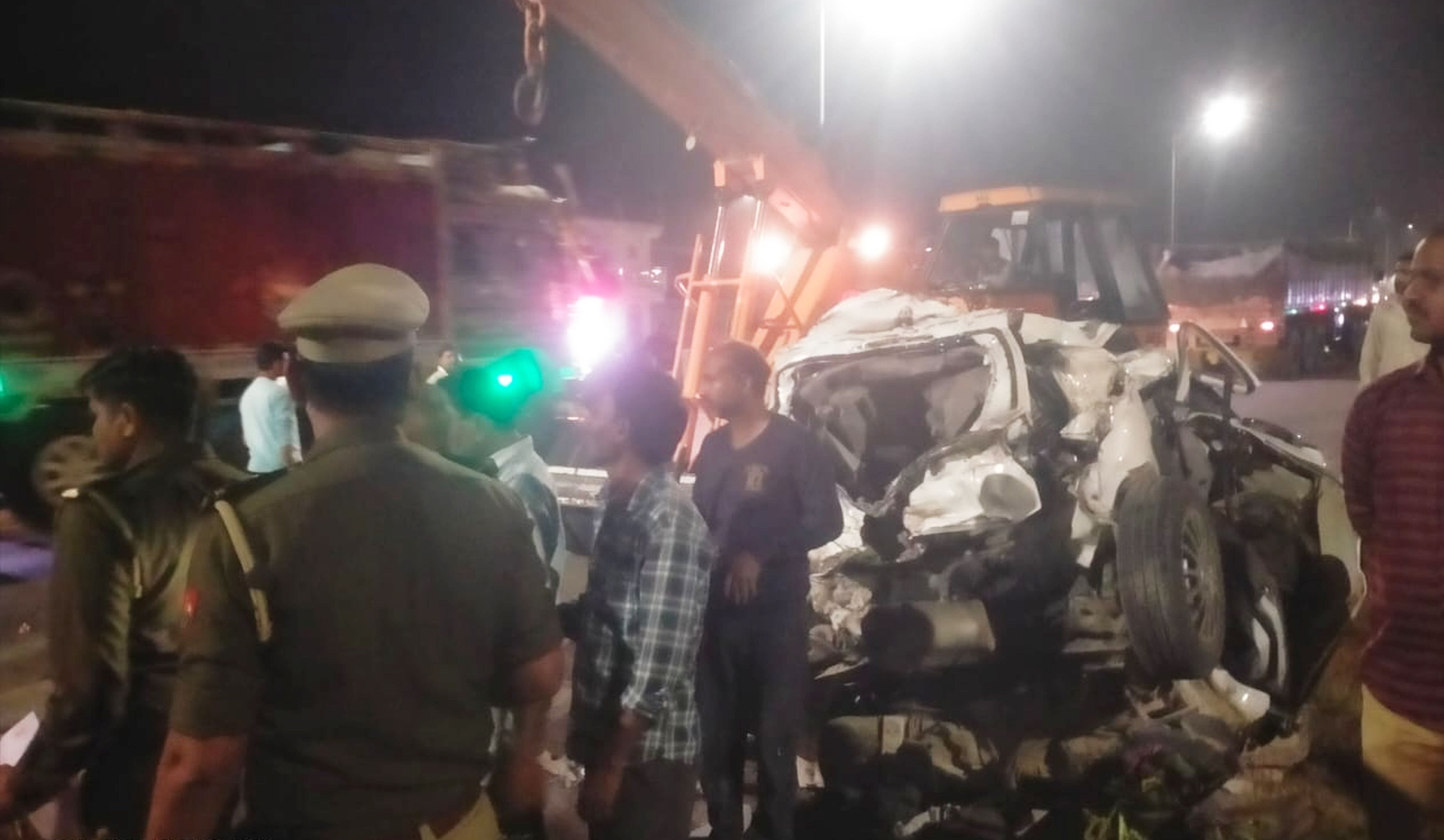फोटो-35-क्षतिग्रस्त कार का हाईवे से हटवाती पुलिस। वीडियो ग्रैब