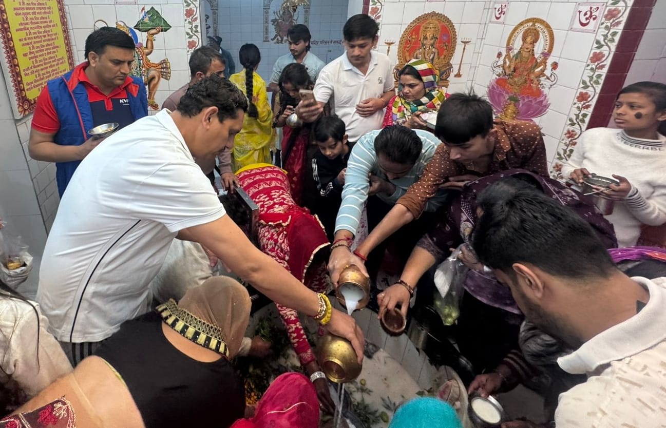 फोटो-51: बहादुरगढ़ के परनाला रोड स्थित मंदिर में जलाभिषेक करते श्रद्धालु। संवाद फोटो-51: बहादुरगढ़ के परनाला रोड स्थित मंदिर में जलाभिषेक करते श्रद्धालु। संवाद