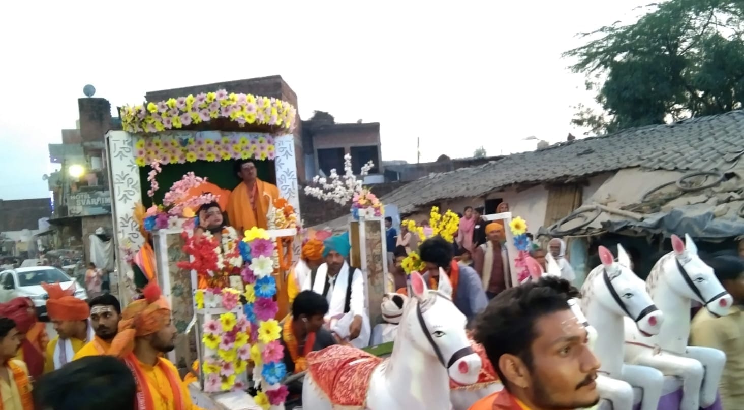 फोटो न- 15 सीकेटीपी 13 धतुरहा चौराहा पर झांकी प्रस्तुत करते कलाकार। संवाद फोटो न- 15 सीकेटीपी 13 धतुरहा चौराहा पर झांकी प्रस्तुत करते कलाकार। संवाद