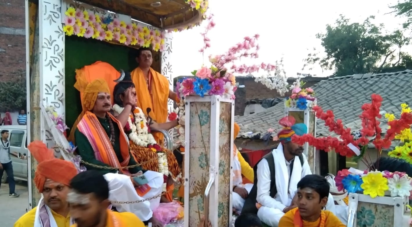 फोटो न- 15 सीकेटीपी 13 धतुरहा चौराहा पर झांकी प्रस्तुत करते कलाकार। संवाद फोटो न- 15 सीकेटीपी 13 धतुरहा चौराहा पर झांकी प्रस्तुत करते कलाकार। संवाद
