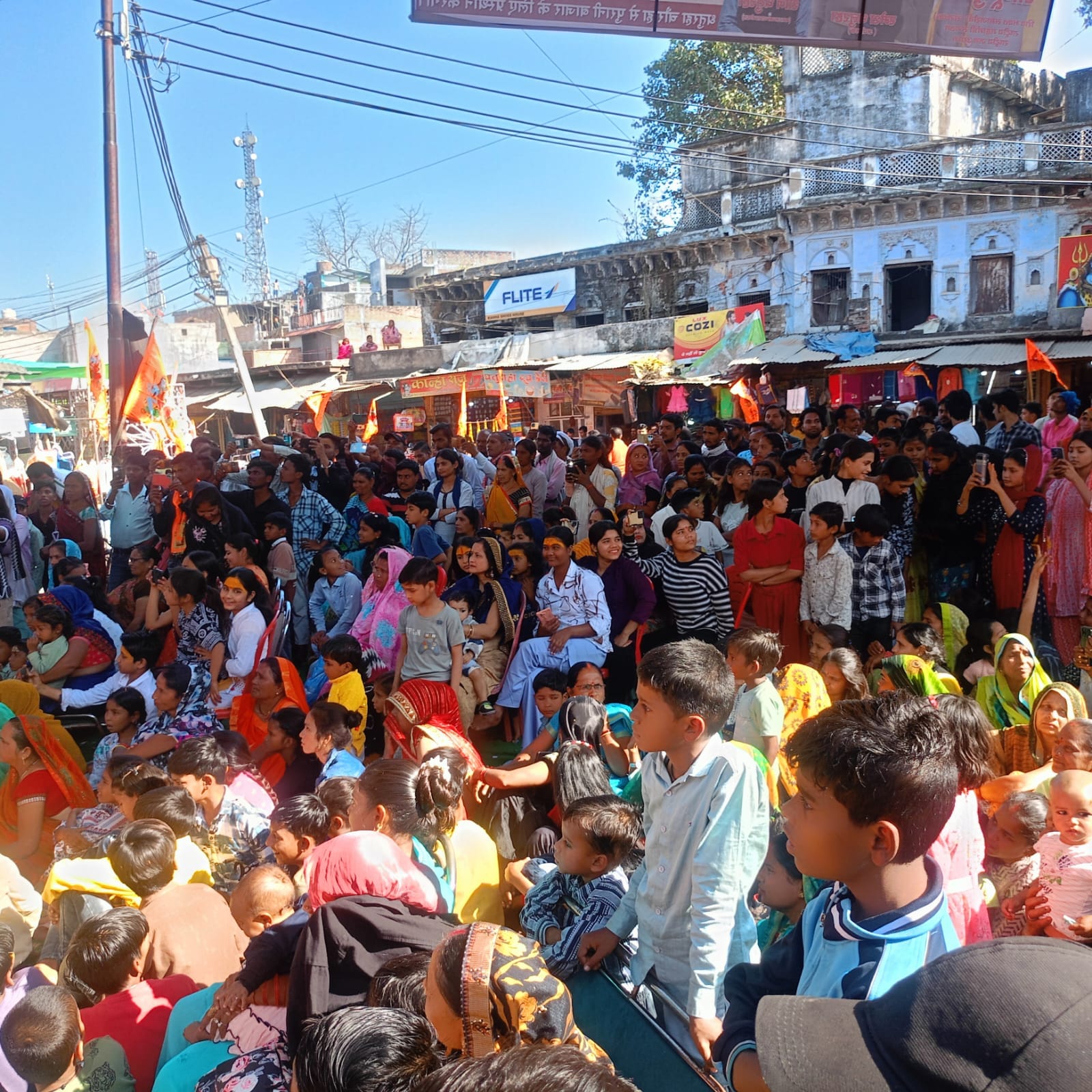 फोटो न- 15 सीकेटीपी 13 धतुरहा चौराहा पर झांकी प्रस्तुत करते कलाकार। संवाद फोटो न- 15 सीकेटीपी 13 धतुरहा चौराहा पर झांकी प्रस्तुत करते कलाकार। संवाद