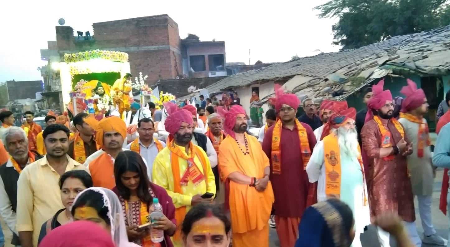 फोटो न- 15 सीकेटीपी 13 धतुरहा चौराहा पर झांकी प्रस्तुत करते कलाकार। संवाद फोटो न- 15 सीकेटीपी 13 धतुरहा चौराहा पर झांकी प्रस्तुत करते कलाकार। संवाद
