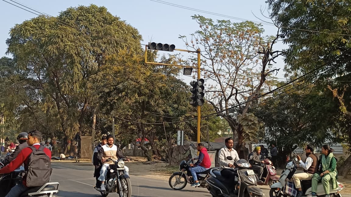 गुलाब नगर चौक पर खराब पड़ी ट्रैफिक कंट्रोल लाइट। संवाद