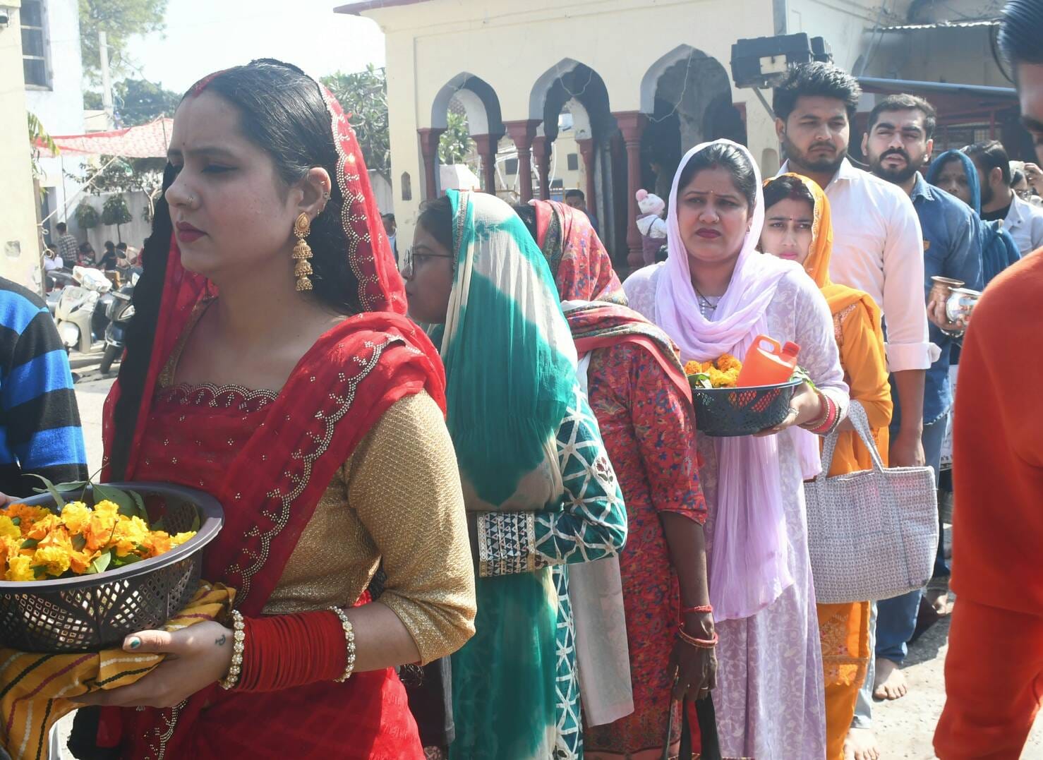 गढ़ रोड स्थित भगवान शिव मंदिर में माथा टेकती युवती। ........... संवाद.......... कादिर गढ़ रोड स्थित भगवान शिव मंदिर में माथा टेकती युवती। ........... संवाद.......... कादिर