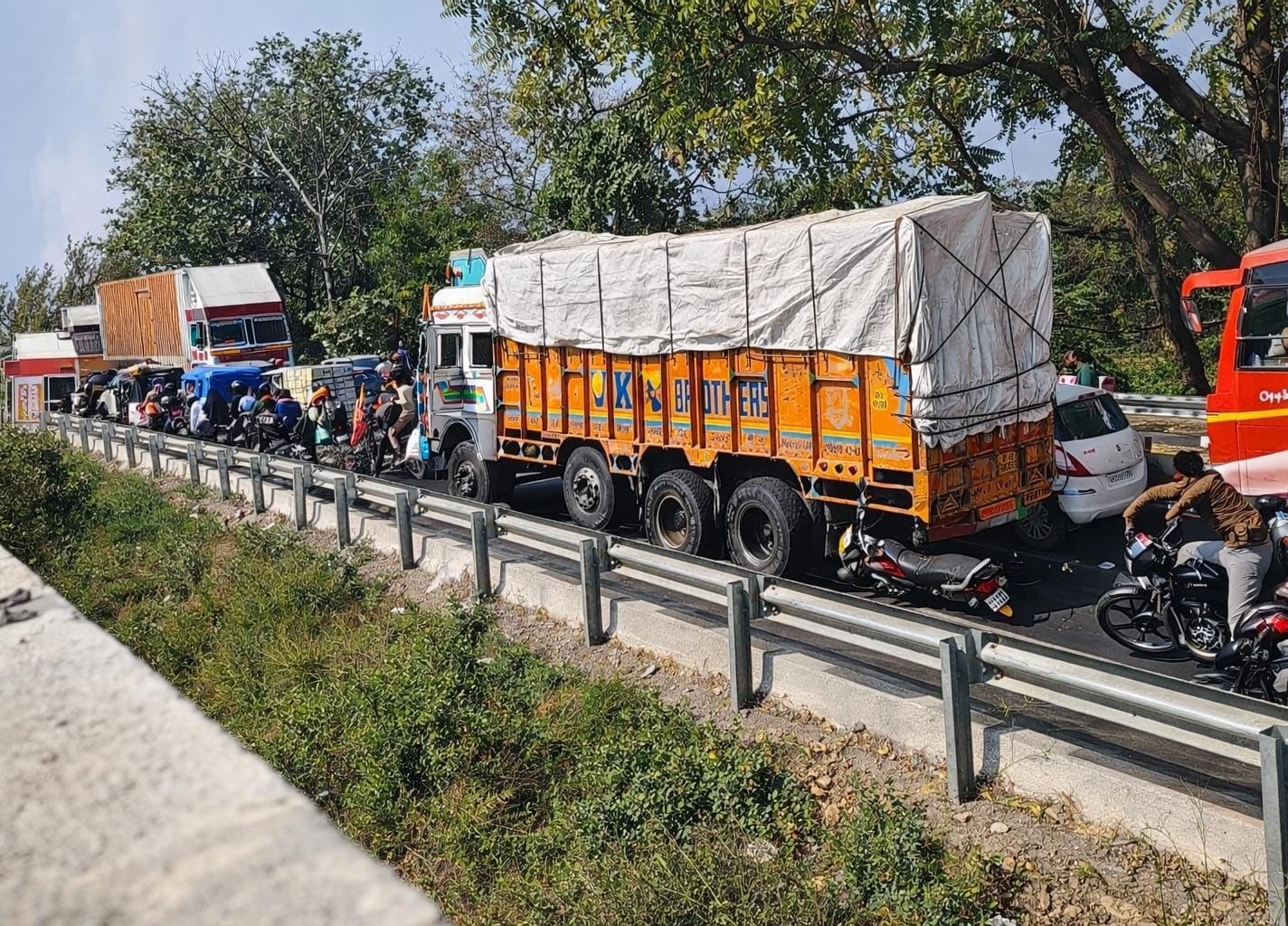 हरदोई रोड पर लगा जाम एवं जाम में फंसी एंबुलेंस। 