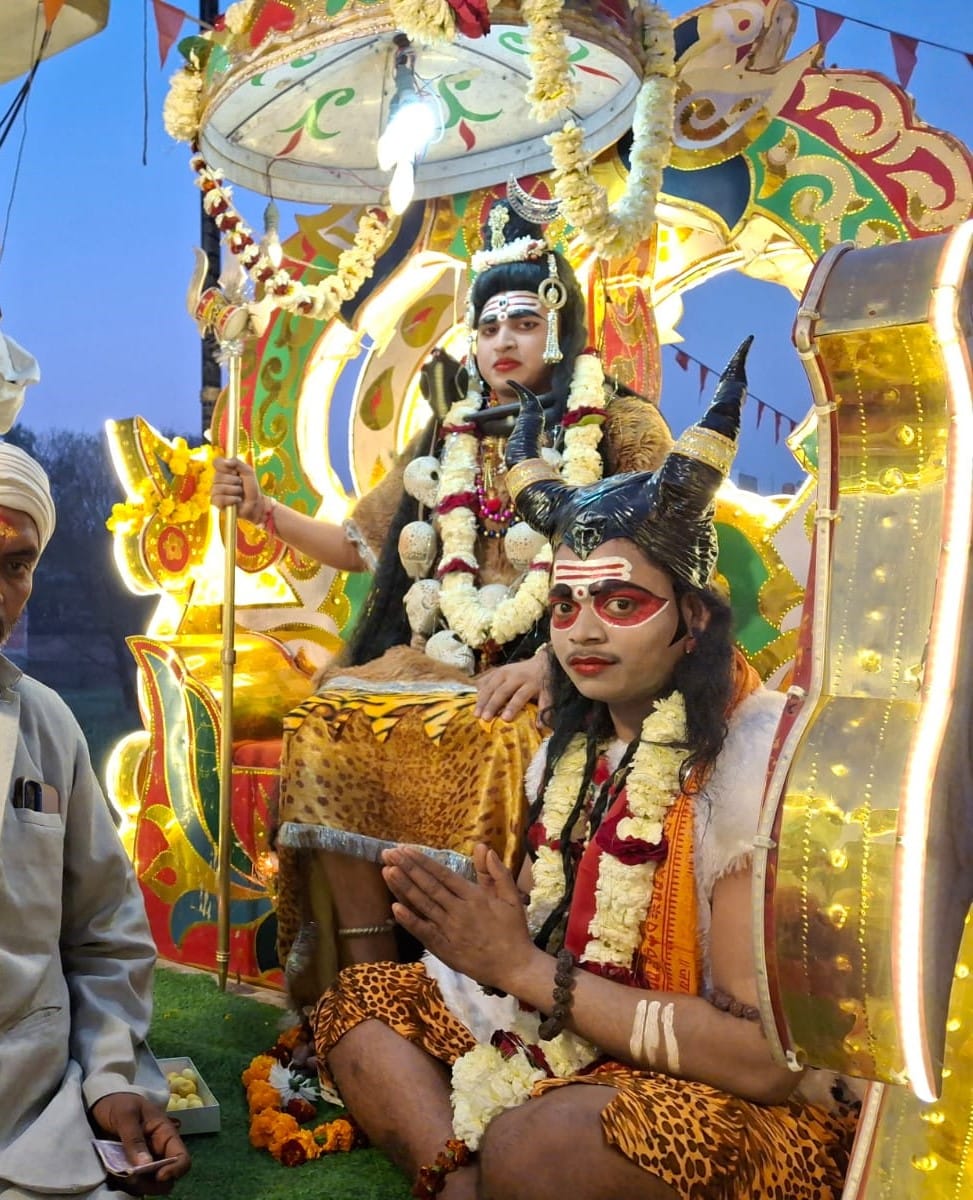 ज्ञानपुर में महाशिवरात्रि पर रथ में सवार होकर निकले भोलेनथ । संवाद